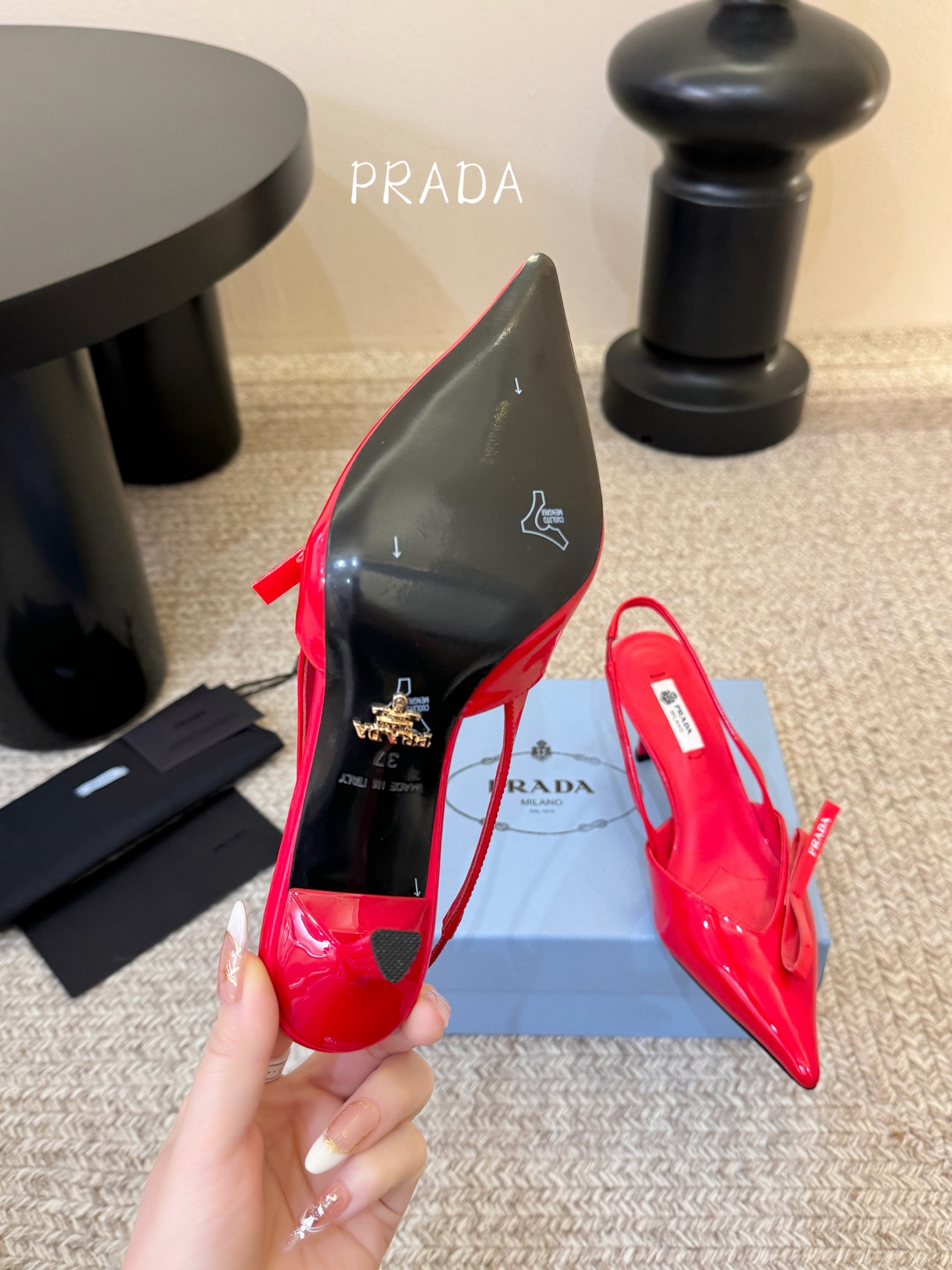 高根7.5PRAD*25ss 复古三角标尖头小猫跟鞋头处嵌入Prada三角徽标，这是品牌辨识度极高的符号