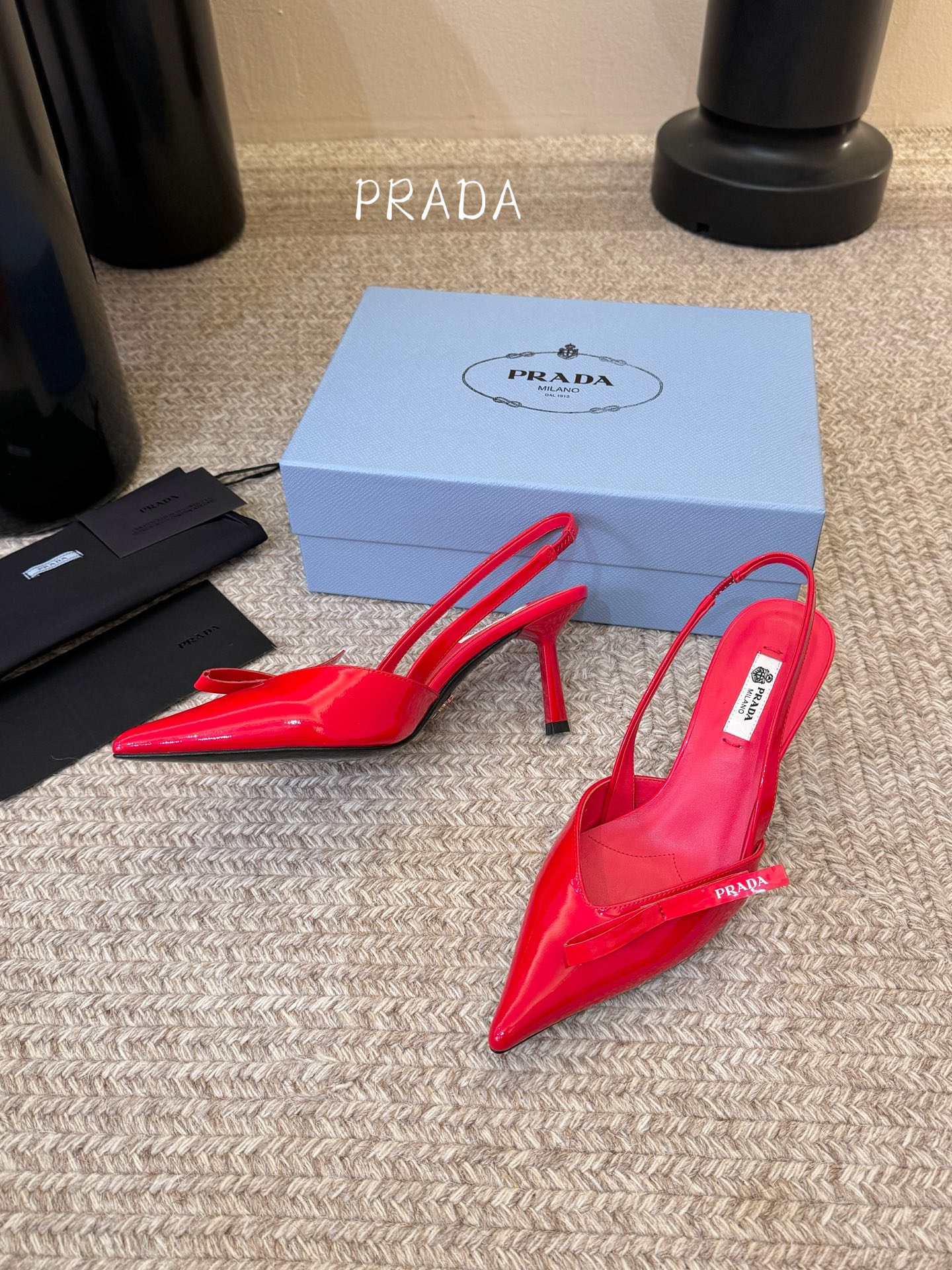 高根7.5PRAD*25ss 复古三角标尖头小猫跟鞋头处嵌入Prada三角徽标，这是品牌辨识度极高的符号