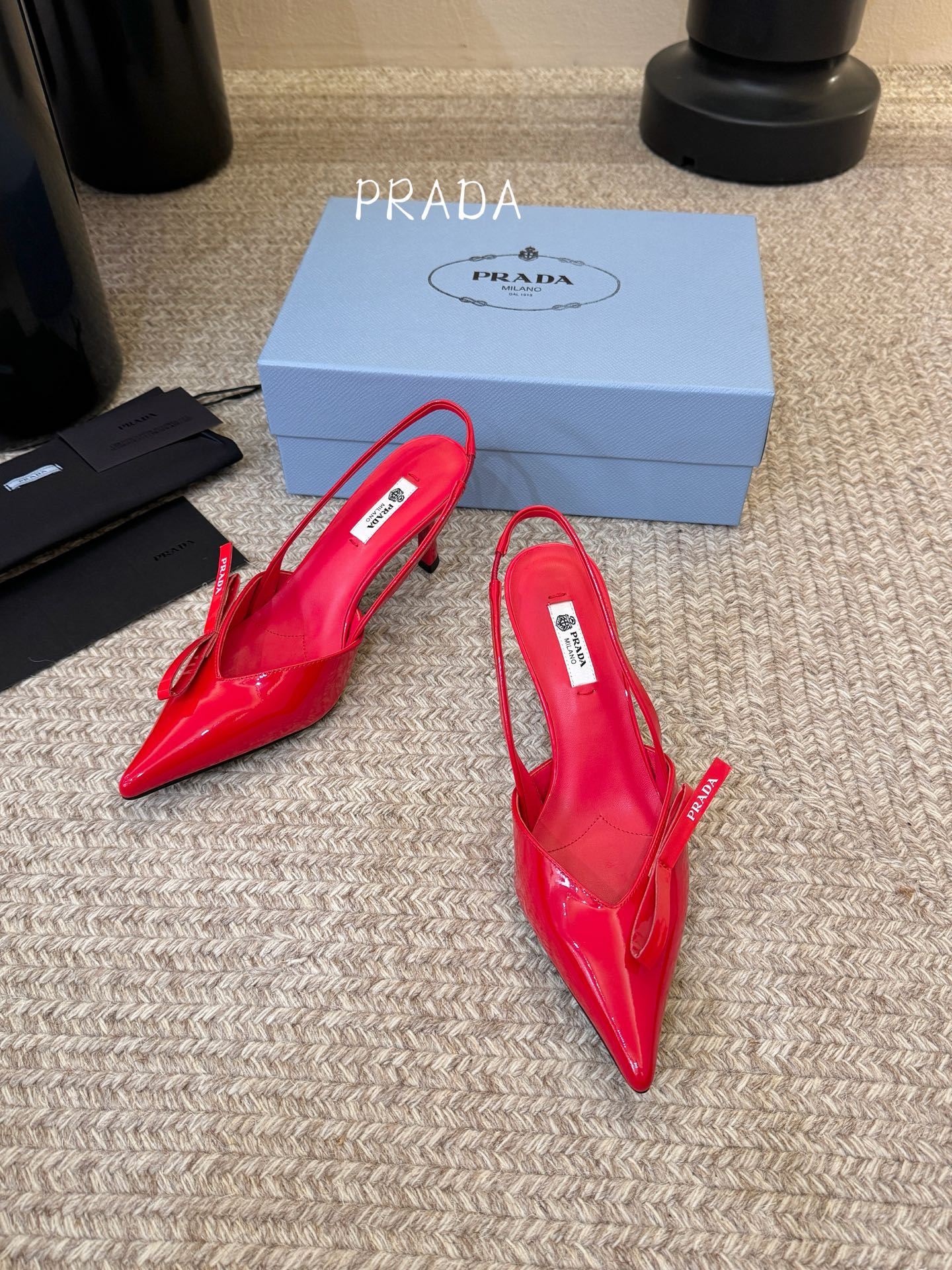 高根7.5PRAD*25ss 复古三角标尖头小猫跟鞋头处嵌入Prada三角徽标，这是品牌辨识度极高的符号