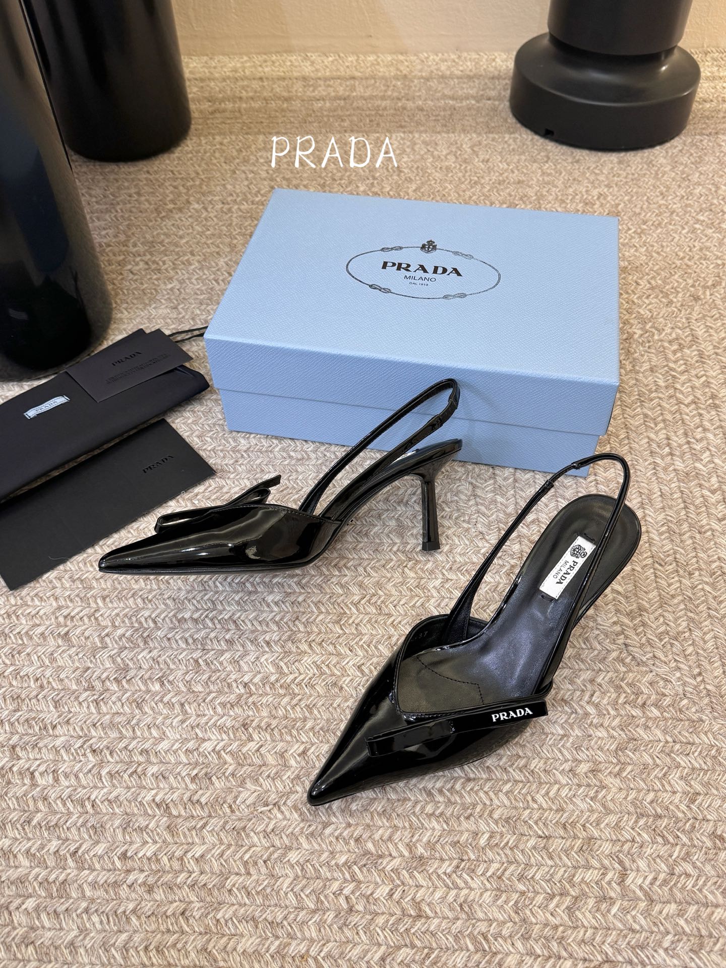 高根7.5PRAD*25ss 复古三角标尖头小猫跟鞋头处嵌入Prada三角徽标，这是品牌辨识度极高的符号