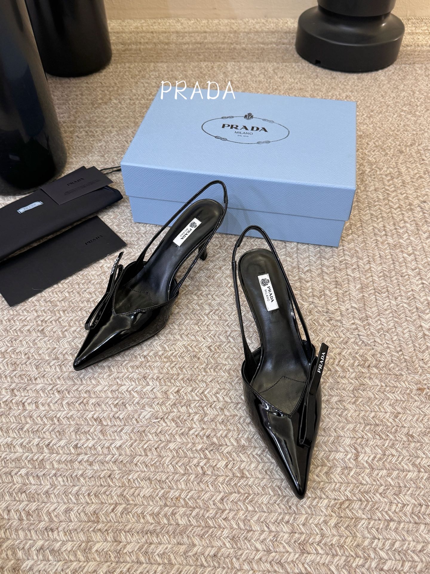 高根7.5PRAD*25ss 复古三角标尖头小猫跟鞋头处嵌入Prada三角徽标，这是品牌辨识度极高的符号