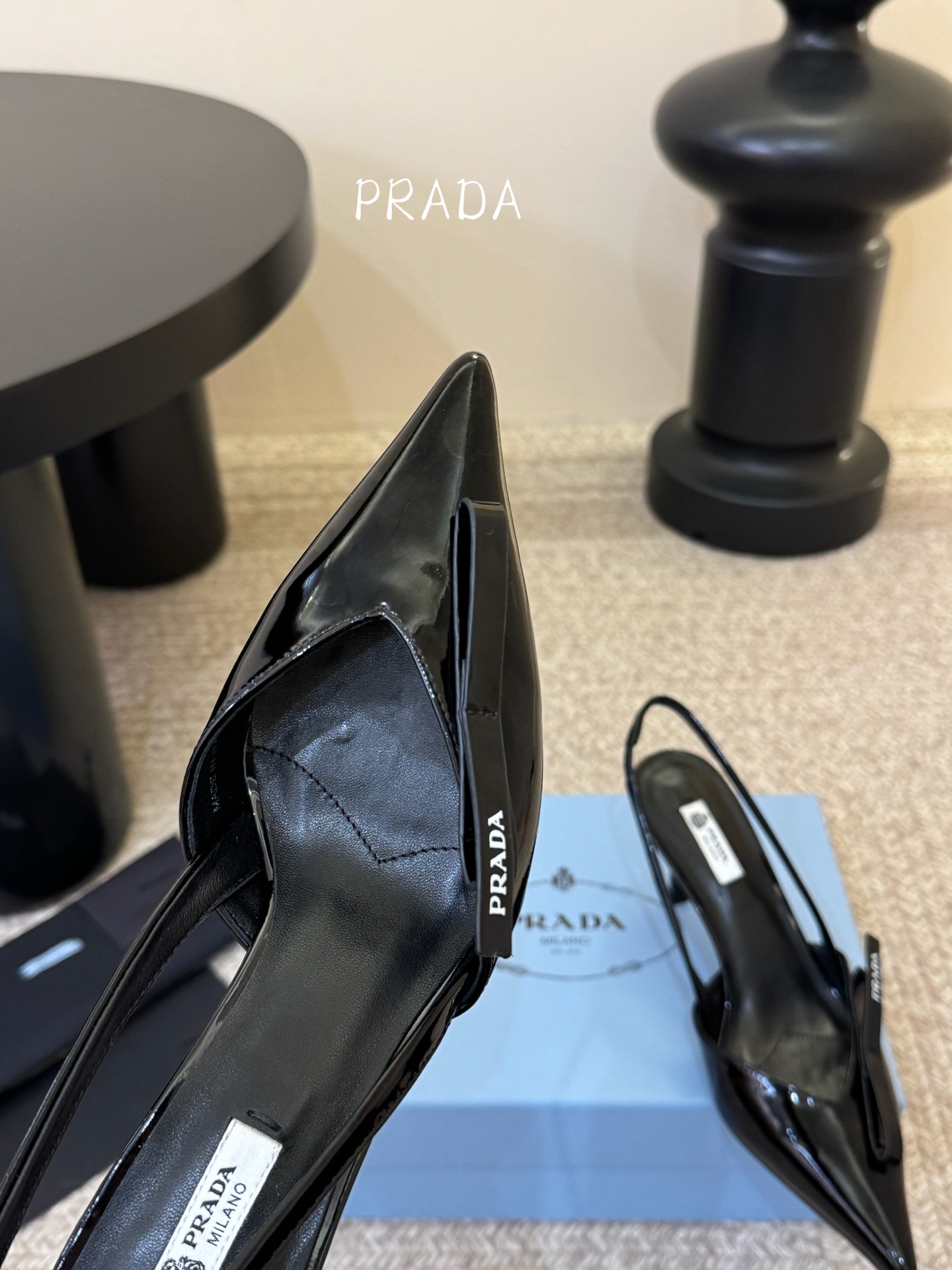 高根7.5PRAD*25ss 复古三角标尖头小猫跟鞋头处嵌入Prada三角徽标，这是品牌辨识度极高的符号