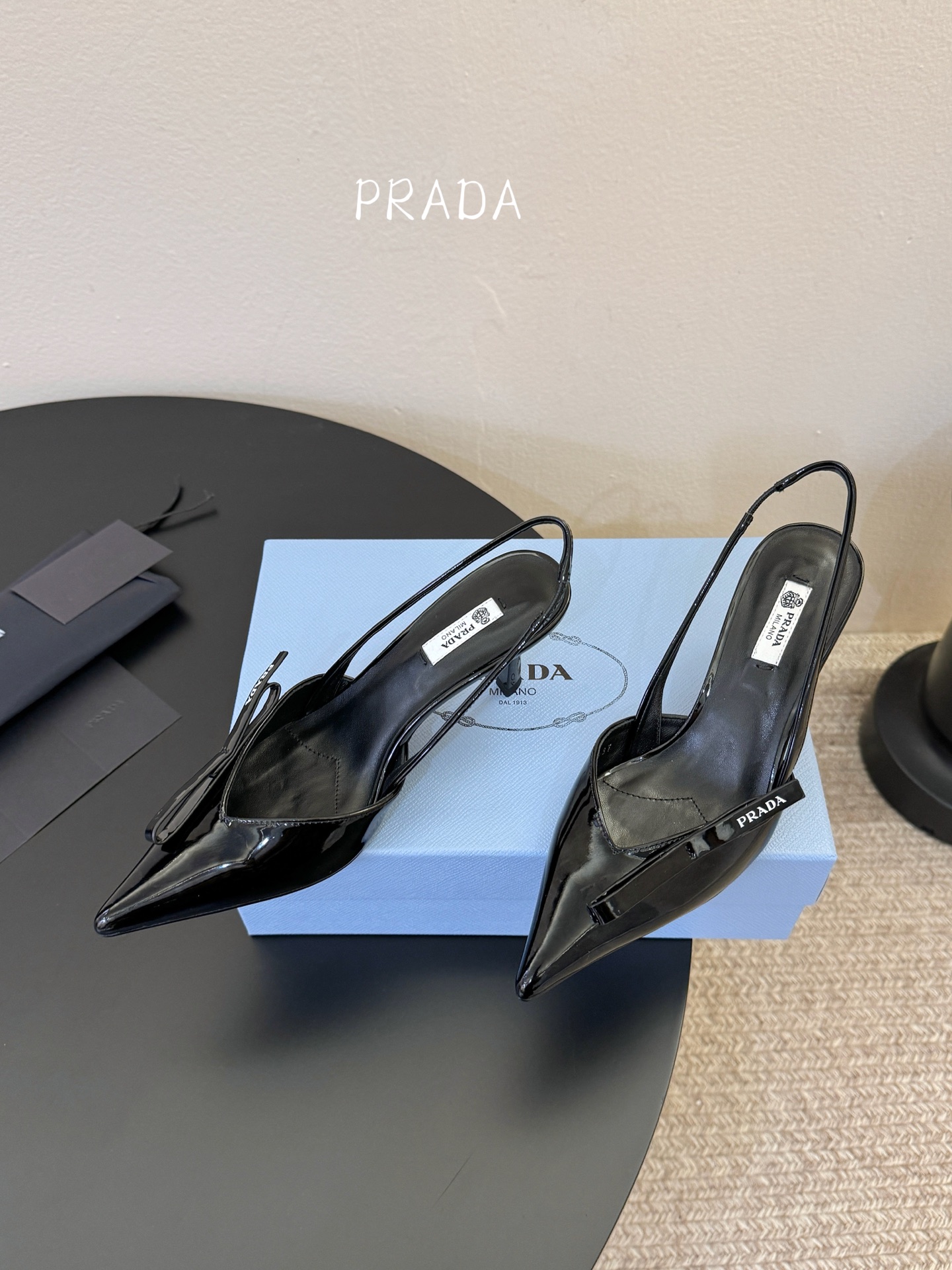 高根7.5PRAD*25ss 复古三角标尖头小猫跟鞋头处嵌入Prada三角徽标，这是品牌辨识度极高的符号
