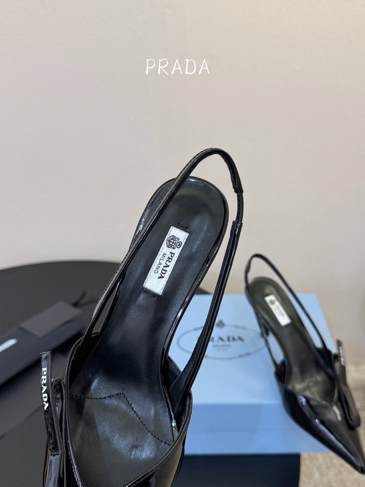 高根7.5PRAD*25ss 复古三角标尖头小猫跟鞋头处嵌入Prada三角徽标，这是品牌辨识度极高的符号