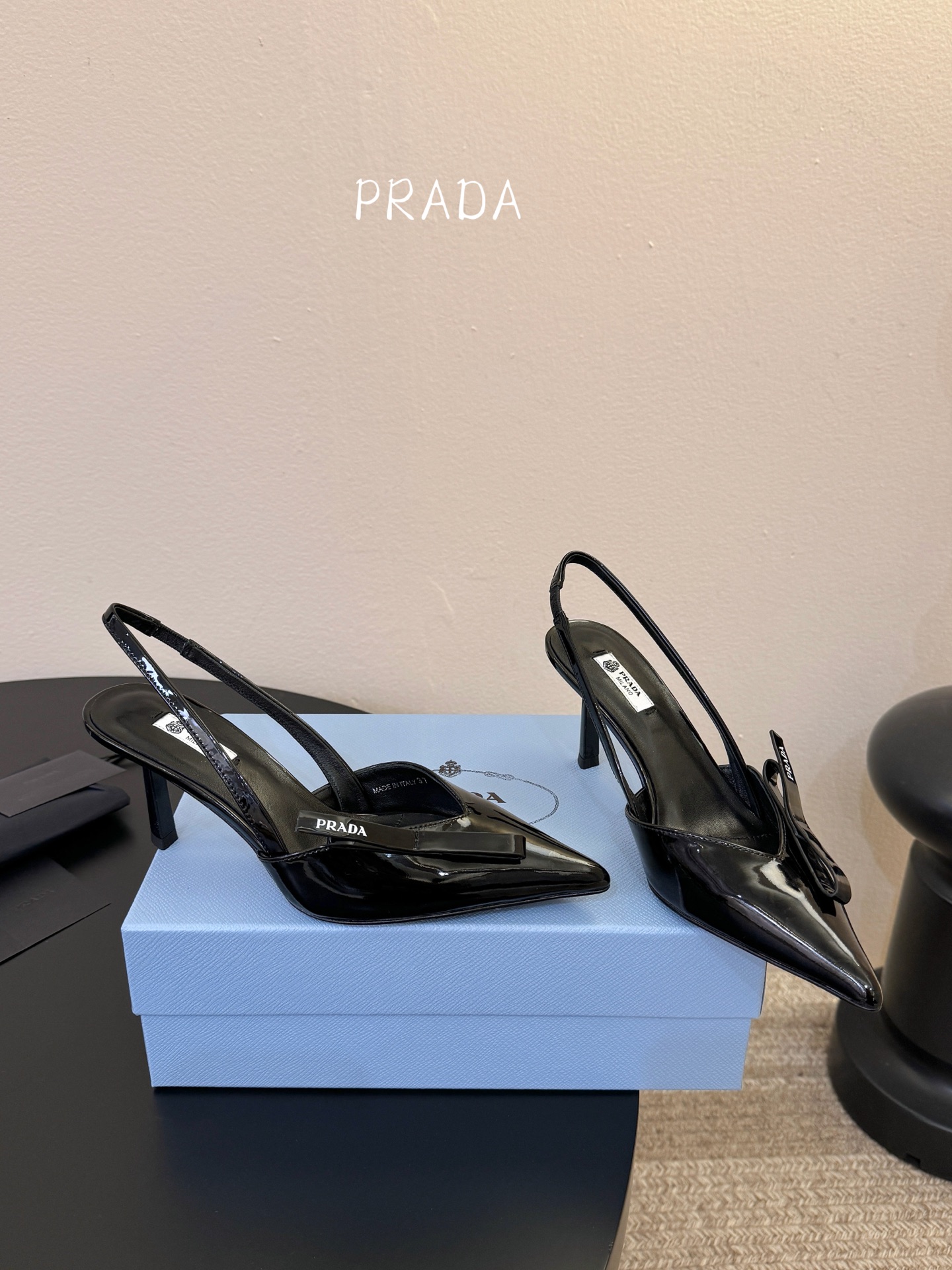 高根7.5PRAD*25ss 复古三角标尖头小猫跟鞋头处嵌入Prada三角徽标，这是品牌辨识度极高的符号