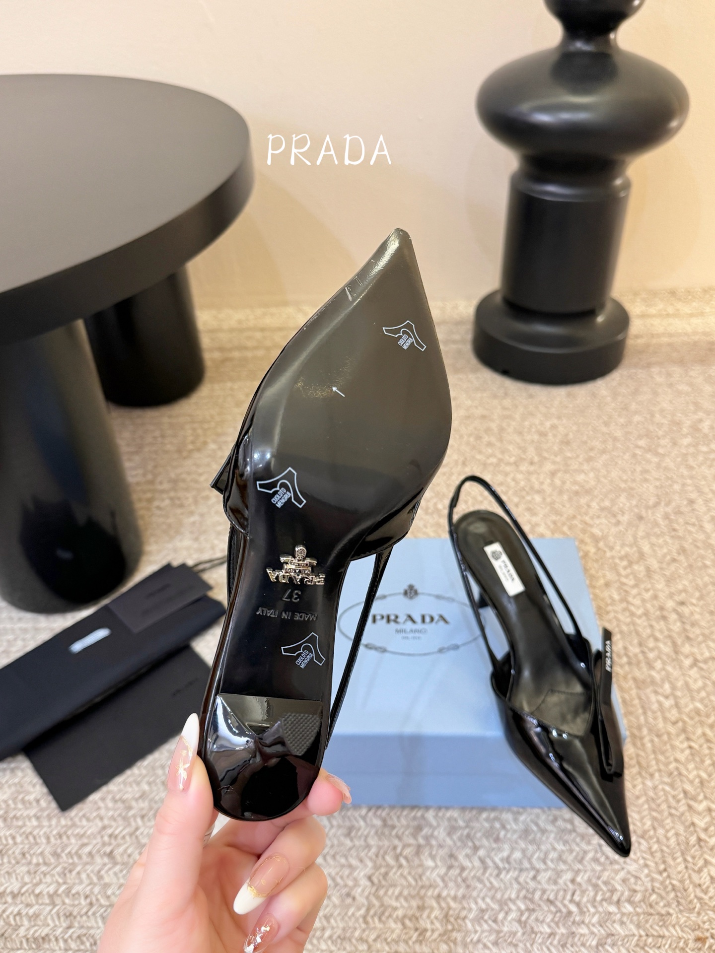 高根7.5PRAD*25ss 复古三角标尖头小猫跟鞋头处嵌入Prada三角徽标，这是品牌辨识度极高的符号