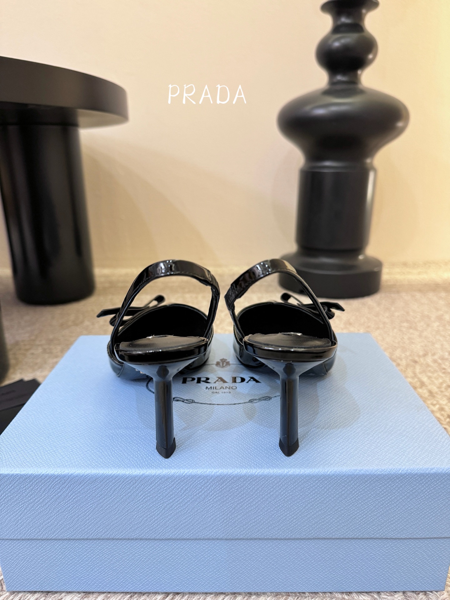 高根7.5PRAD*25ss 复古三角标尖头小猫跟鞋头处嵌入Prada三角徽标，这是品牌辨识度极高的符号