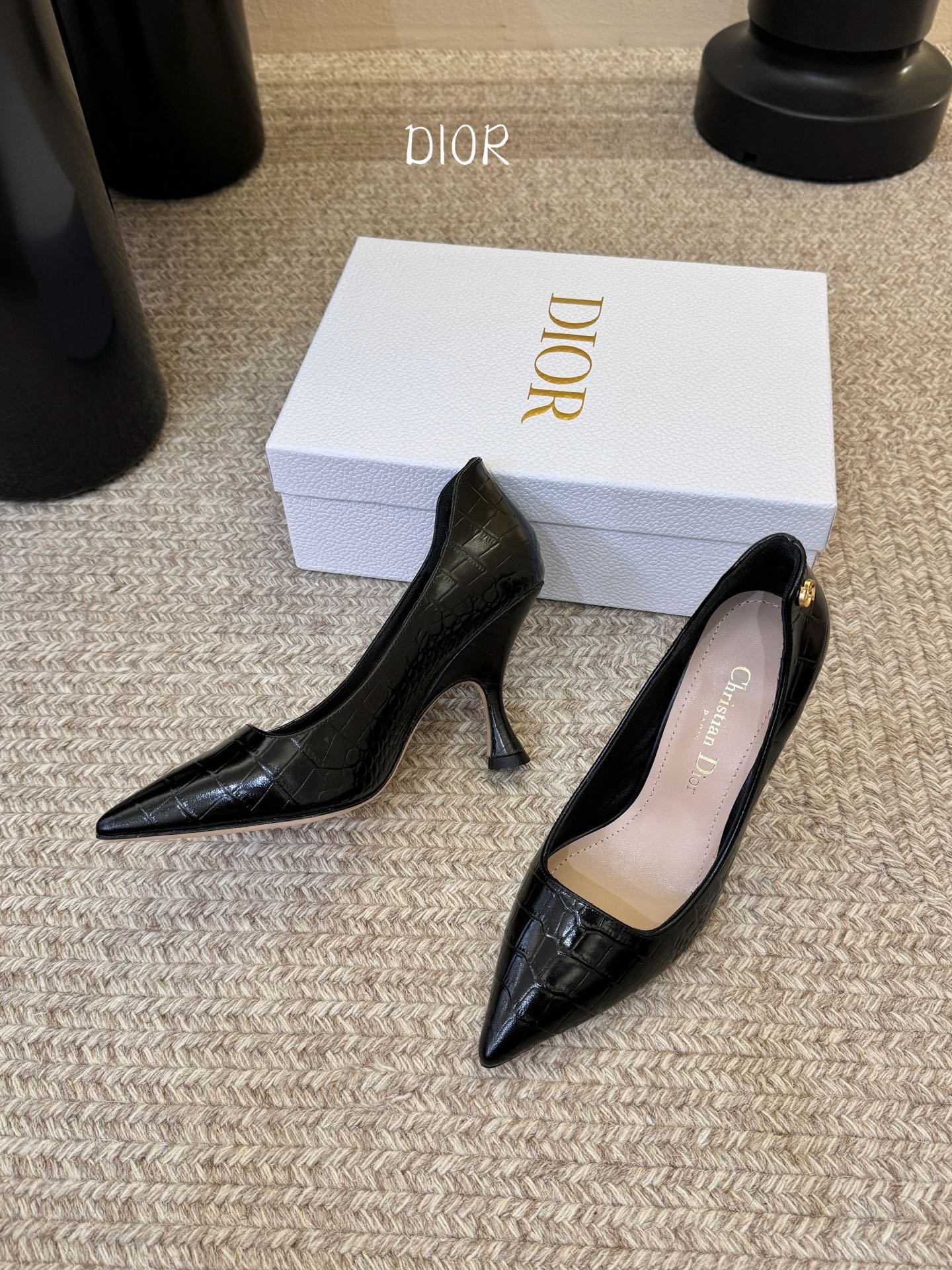 Dio* 26ss 春夏新款 迪奥 尖头高跟鞋 单鞋 Christian Dior Paris 标志，富