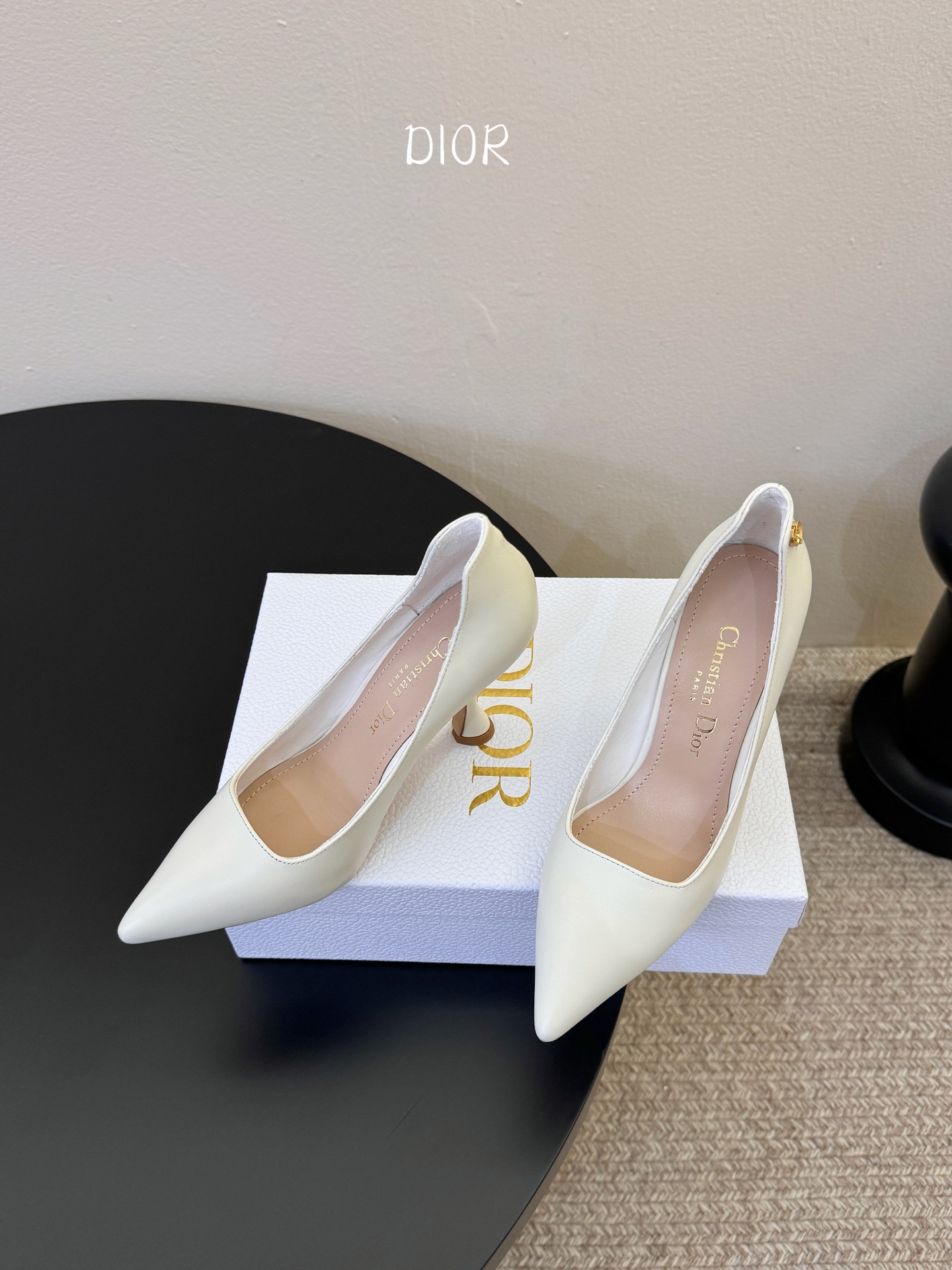 Dio* 26ss 春夏新款 迪奥 尖头高跟鞋 单鞋 Christian Dior Paris 标志，富