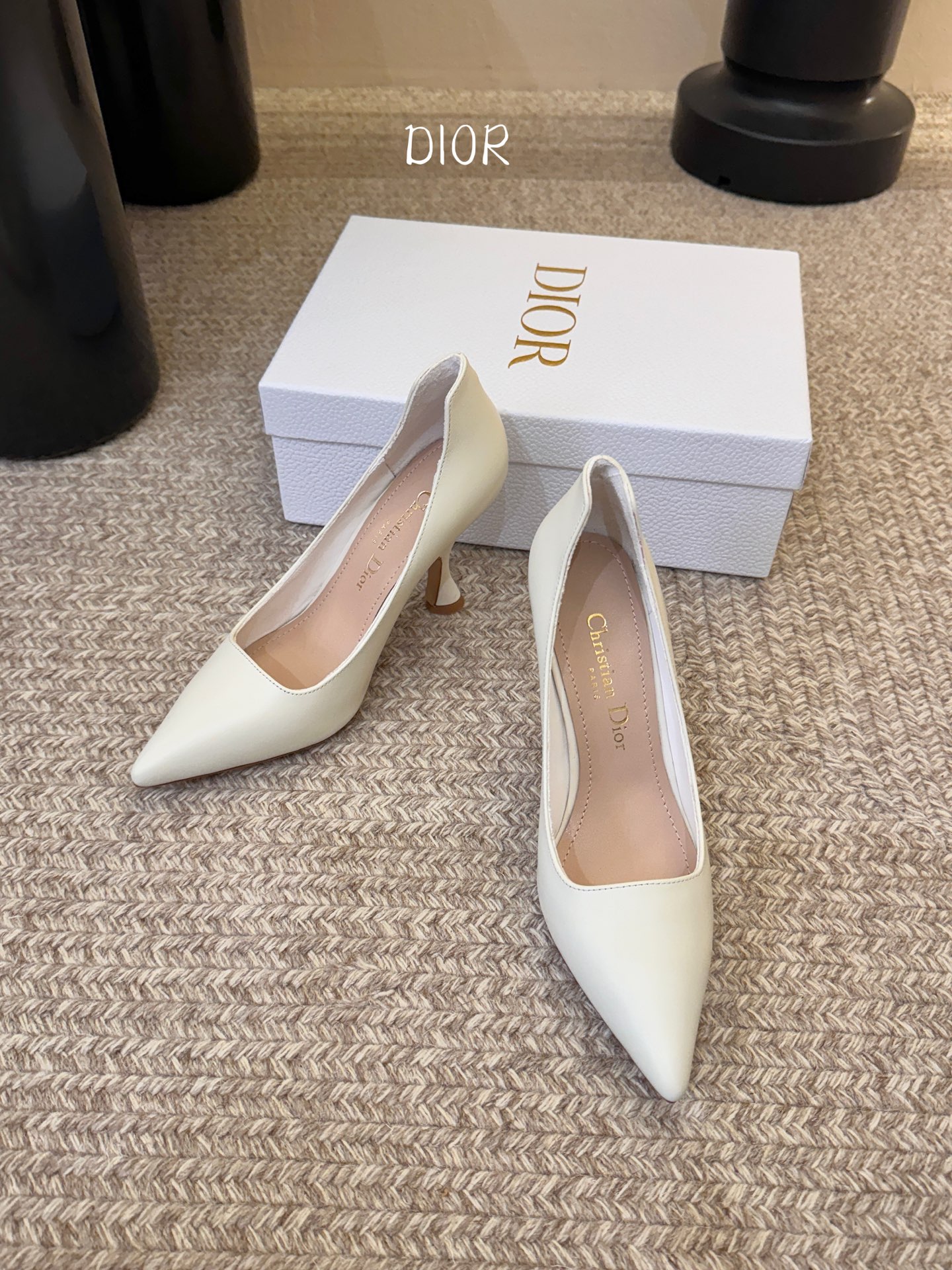 Dio* 26ss 春夏新款 迪奥 尖头高跟鞋 单鞋 Christian Dior Paris 标志，富