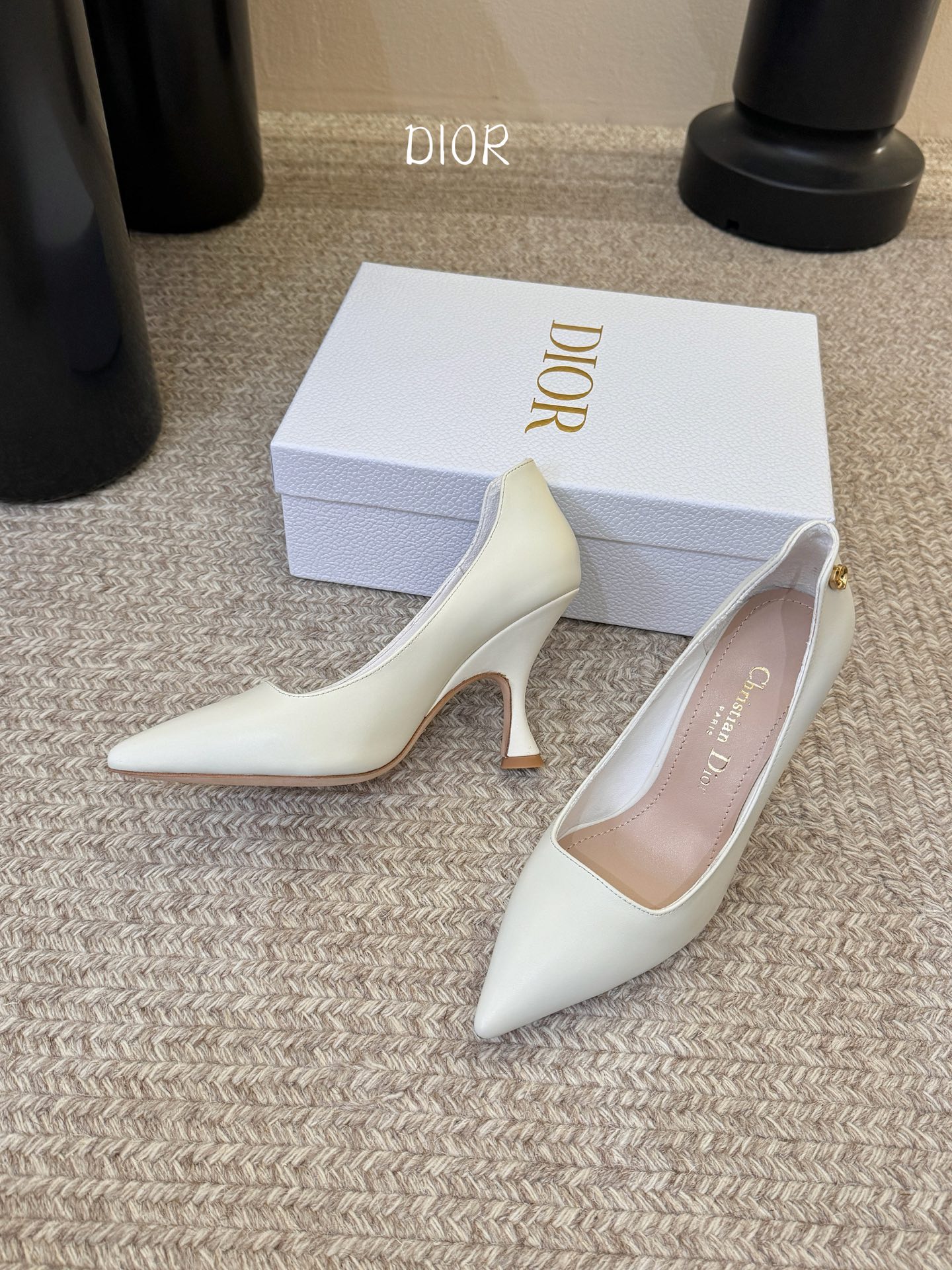 Dio* 26ss 春夏新款 迪奥 尖头高跟鞋 单鞋 Christian Dior Paris 标志，富