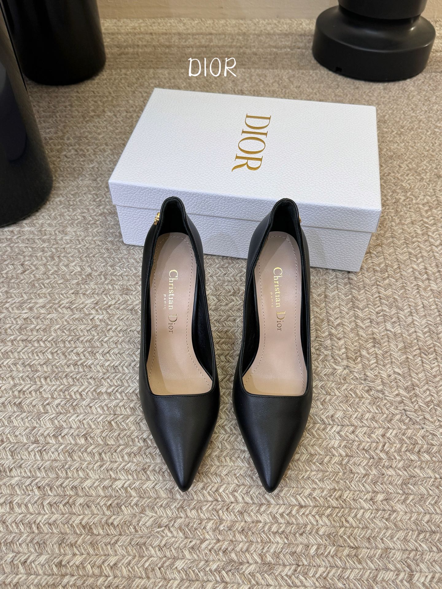 NO:758086,Dio* 26ss Spring and Summer New Dior pointed-toe high-heeled shoes single shoes Christian Dior Paris logo, highly recognizable, highlighting Dior's extraordinary craftsmanship. With adjustable straps and graphic-style heels, the fashionable design is more elegant. Imported cowhide upper, sheepskin lining, heel height 8cm, Italian genuine leather outsole  Size35-39 (40/41/42 customization is non-returnable), high-heeled shoes, dior, dior, high heels, cowhide, sheepskin, Leather soles19860909Dio* 26ss 春夏新款 迪奥 尖头高跟鞋 单鞋 Christian Dior Paris 标志,富有辨识度,彰显 Dior 非凡的精湛工艺.搭配可调节系带和图形风格鞋跟,令时尚的设计更显典雅. 鞋面进口牛皮 内里羊皮内里 跟高8cm 大底意大利真皮大底 Size35-39（40/41/42定制不退换）,高跟鞋单鞋,dior,dior,high heels,cowhide,sheepskin,Leather soles,Women's Shoes