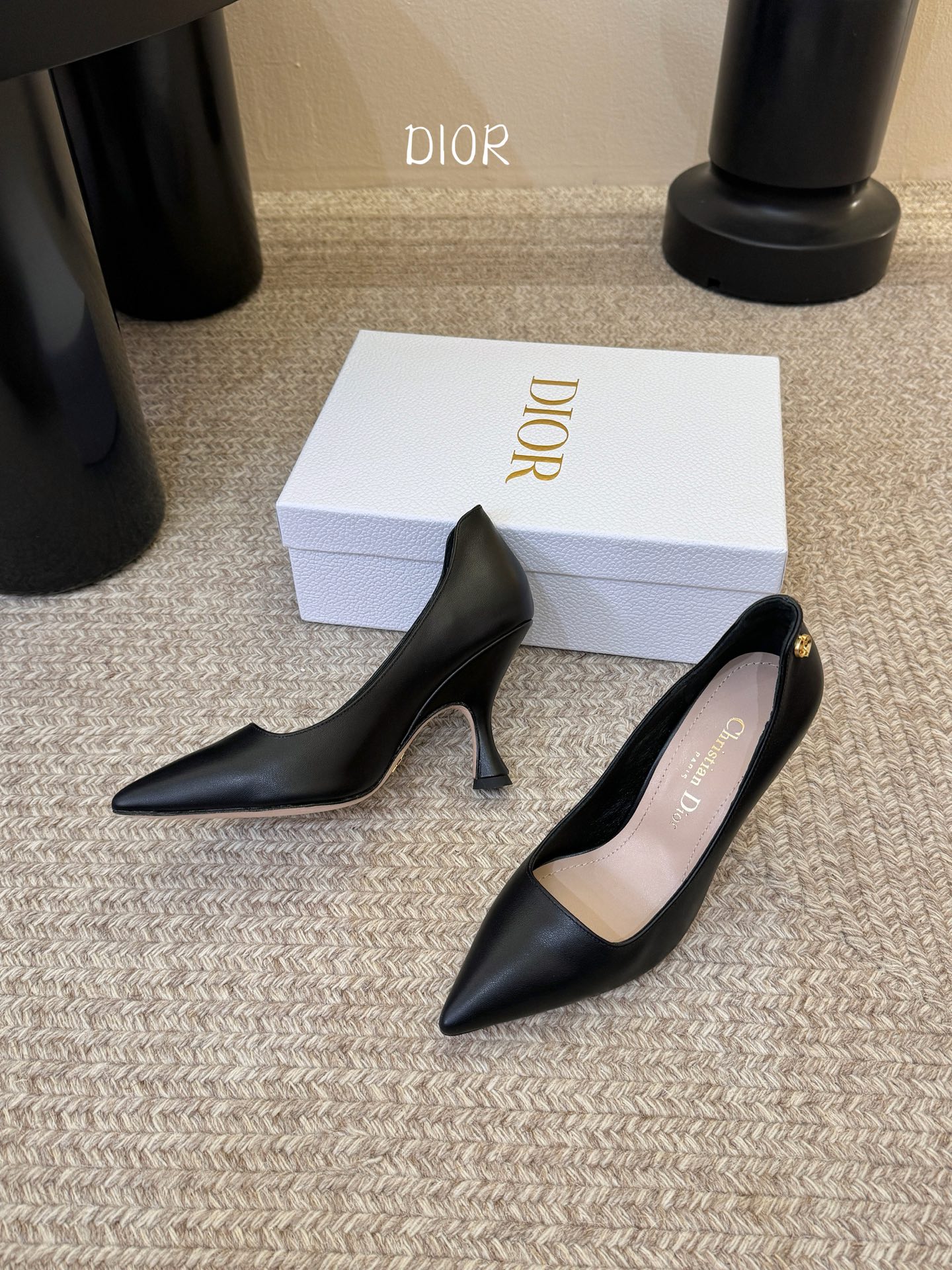 Dio* 26ss 春夏新款 迪奥 尖头高跟鞋 单鞋 Christian Dior Paris 标志，富