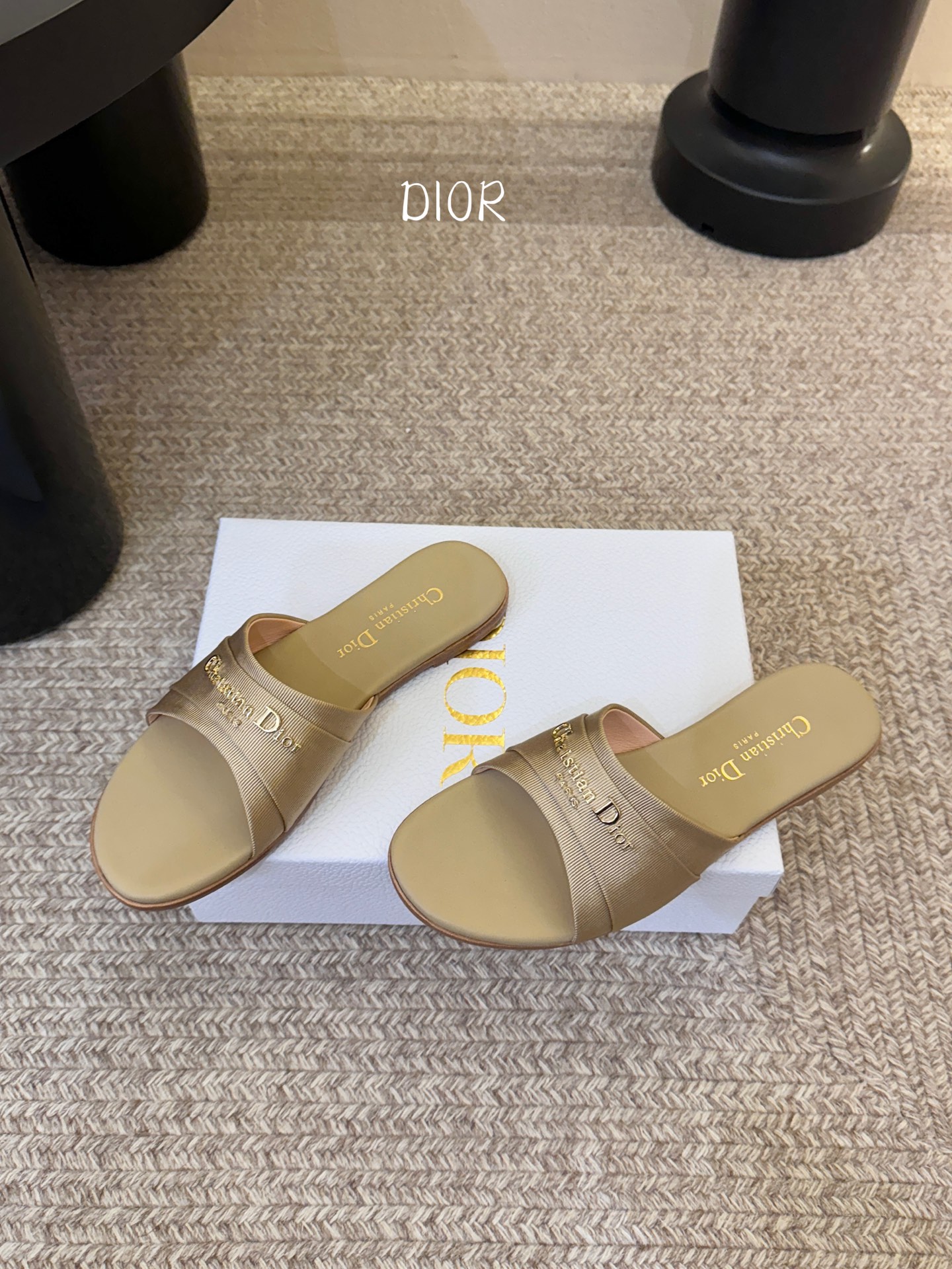 Dio* 新款CD标志平底拖鞋以简约优雅的设计重新诠释经典款式。鞋面精致的金色调叠层牛皮革饰带点缀以交叉