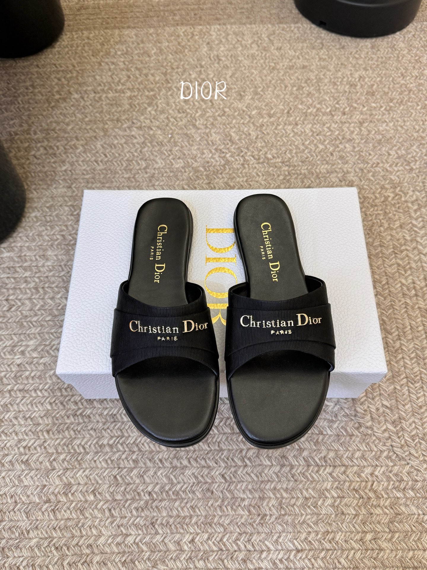 NO:758080,Dio*'s new CD logo flat slippers reinterpret the classic style with a simple and elegant design. The delicate gold-toned laminated calfskin straps on the upper are embellished with the crossed CD logo. The padded leather insole is comfortable to wear, and the simple design is easy to put on and take off, making it easy to create a casual look. The calfskin sole is engraved with Christian Dior's lucky star symbol. Upper calfskin leather lining Outsole Genuine leather outsole  SIZE35-41 (40.41 customized), slippers, dior, slippers, cowhide, Leather soles19860909Dio* 新款CD标志平底拖鞋 以简约优雅的设计重新诠释经典款式.鞋面精致的金色调叠层牛皮革饰带点缀以交叉 CD 标志.加垫皮革内底穿着舒适,简约的设计便于穿脱,轻松打造休闲造型,牛皮革鞋底镌刻有 Christian Dior 的幸运星符号 鞋面牛皮 内里牛皮 大底真皮大底 SIZE35-41（40.41定制）,拖鞋,dior,slippers,cowhide,Leather soles,Women's Shoes