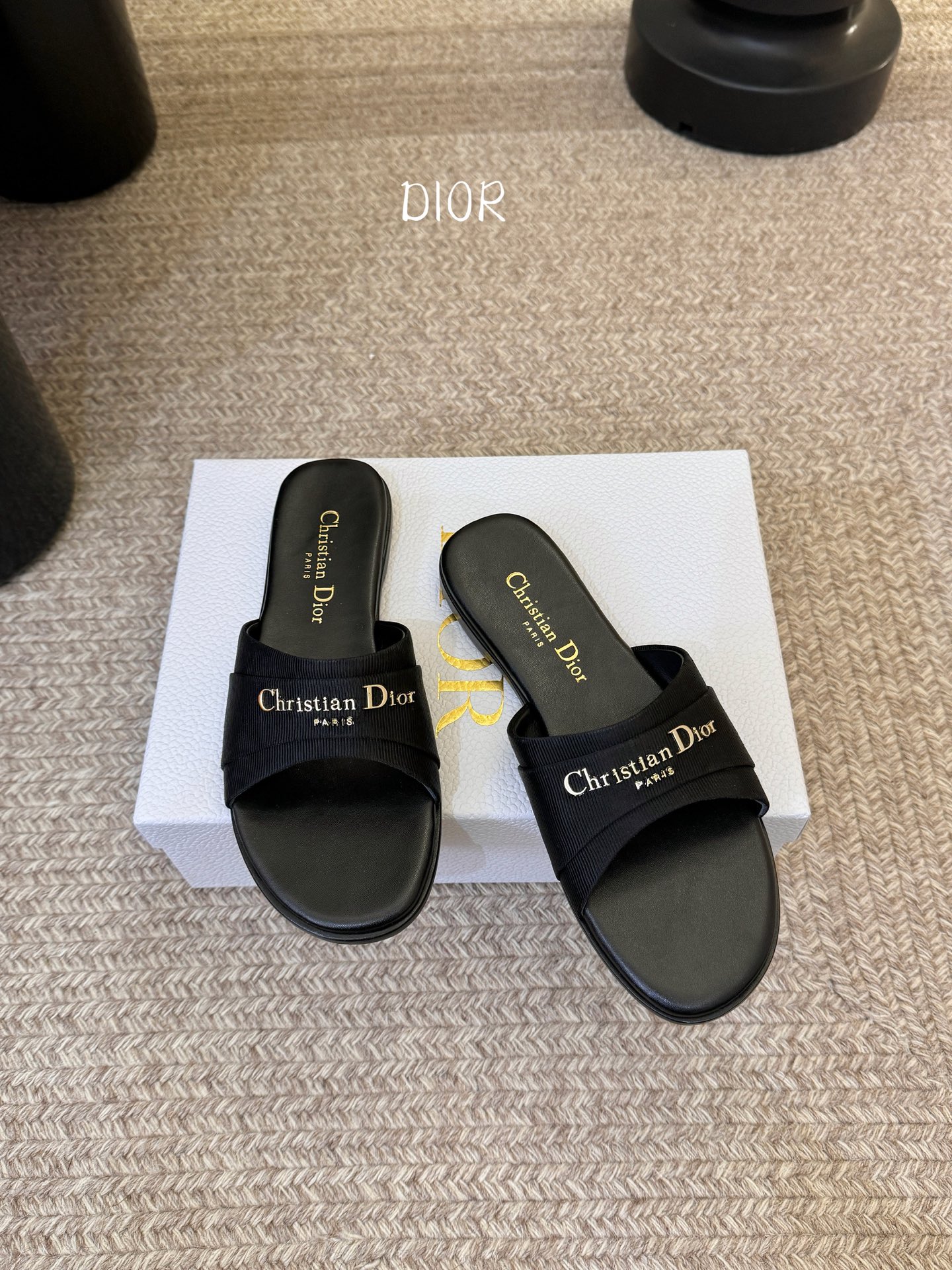 Dio* 新款CD标志平底拖鞋以简约优雅的设计重新诠释经典款式。鞋面精致的金色调叠层牛皮革饰带点缀以交叉