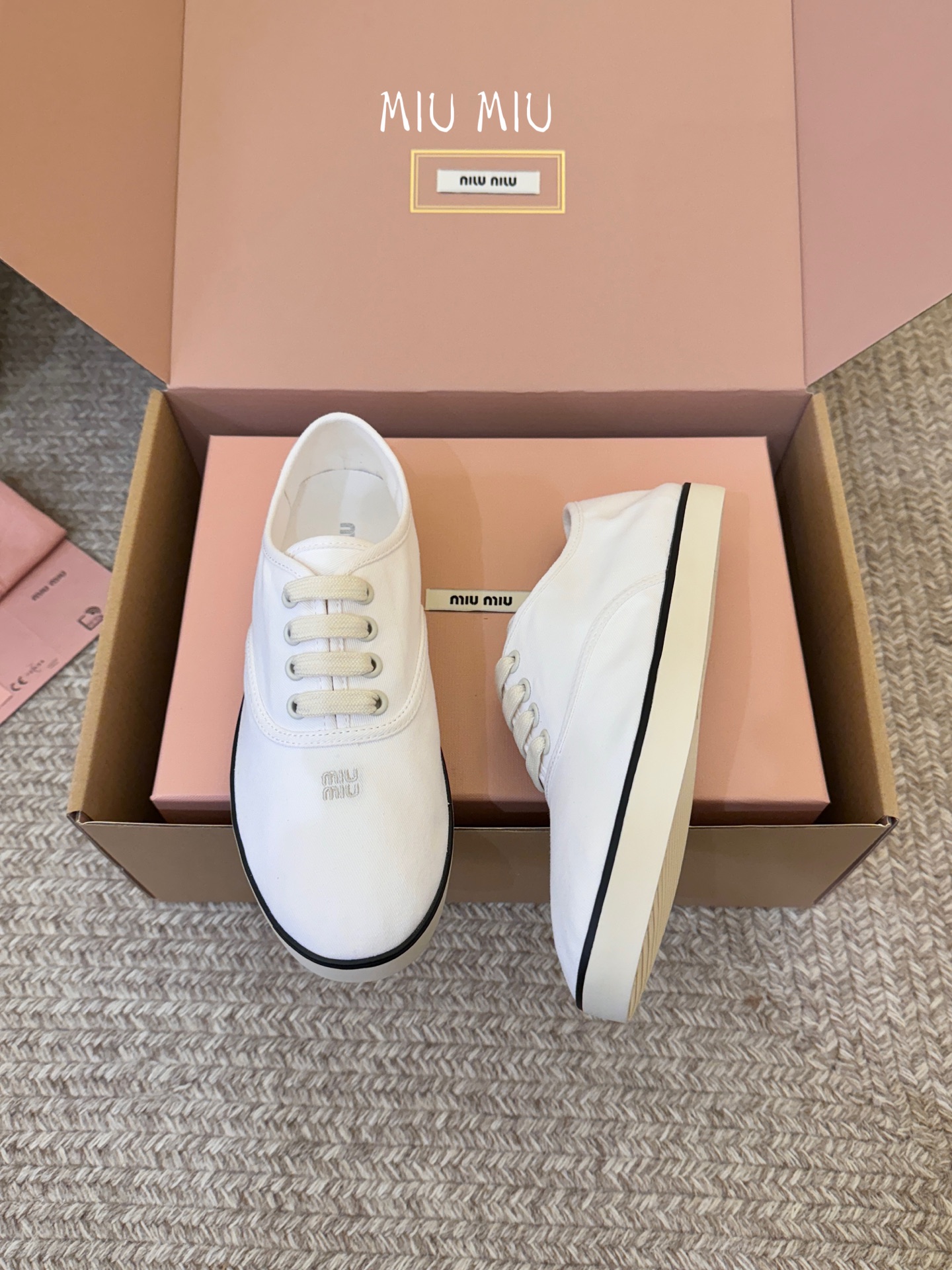 Miu Mi* 26ss 早春新款休闲帆布鞋职场人也能穿的轻奢休闲鞋，被我找到了，Miu Miu这双帆布