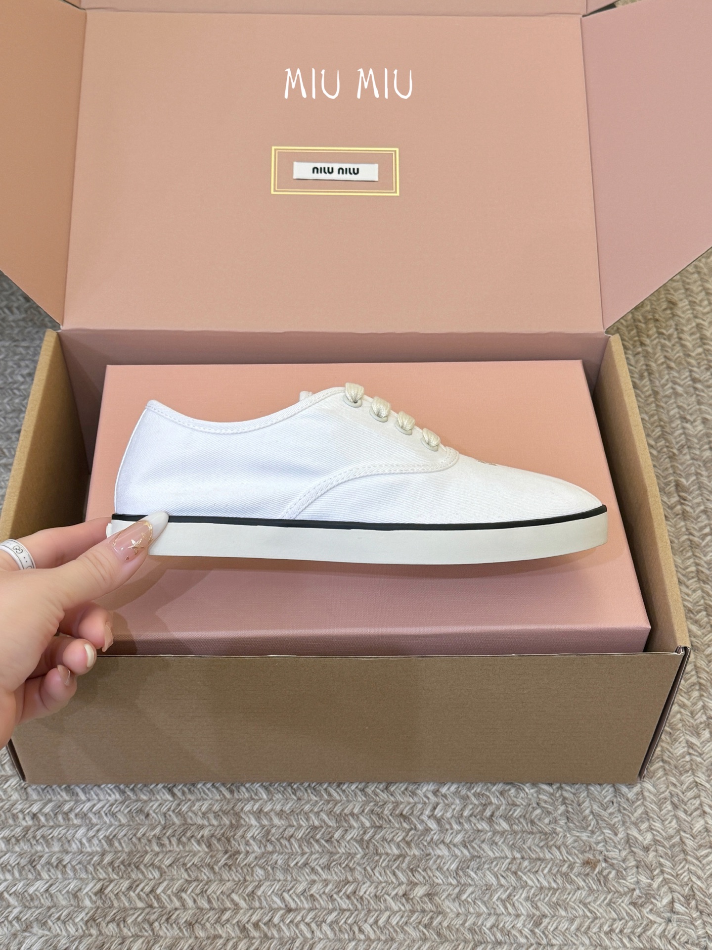 Miu Mi* 26ss 早春新款休闲帆布鞋职场人也能穿的轻奢休闲鞋，被我找到了，Miu Miu这双帆布