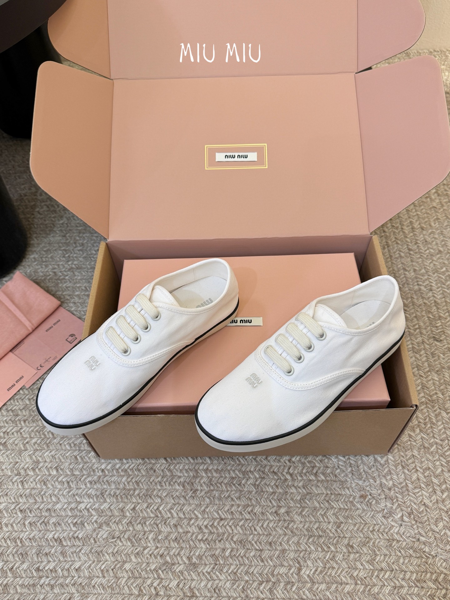 Miu Mi* 26ss 早春新款休闲帆布鞋职场人也能穿的轻奢休闲鞋，被我找到了，Miu Miu这双帆布