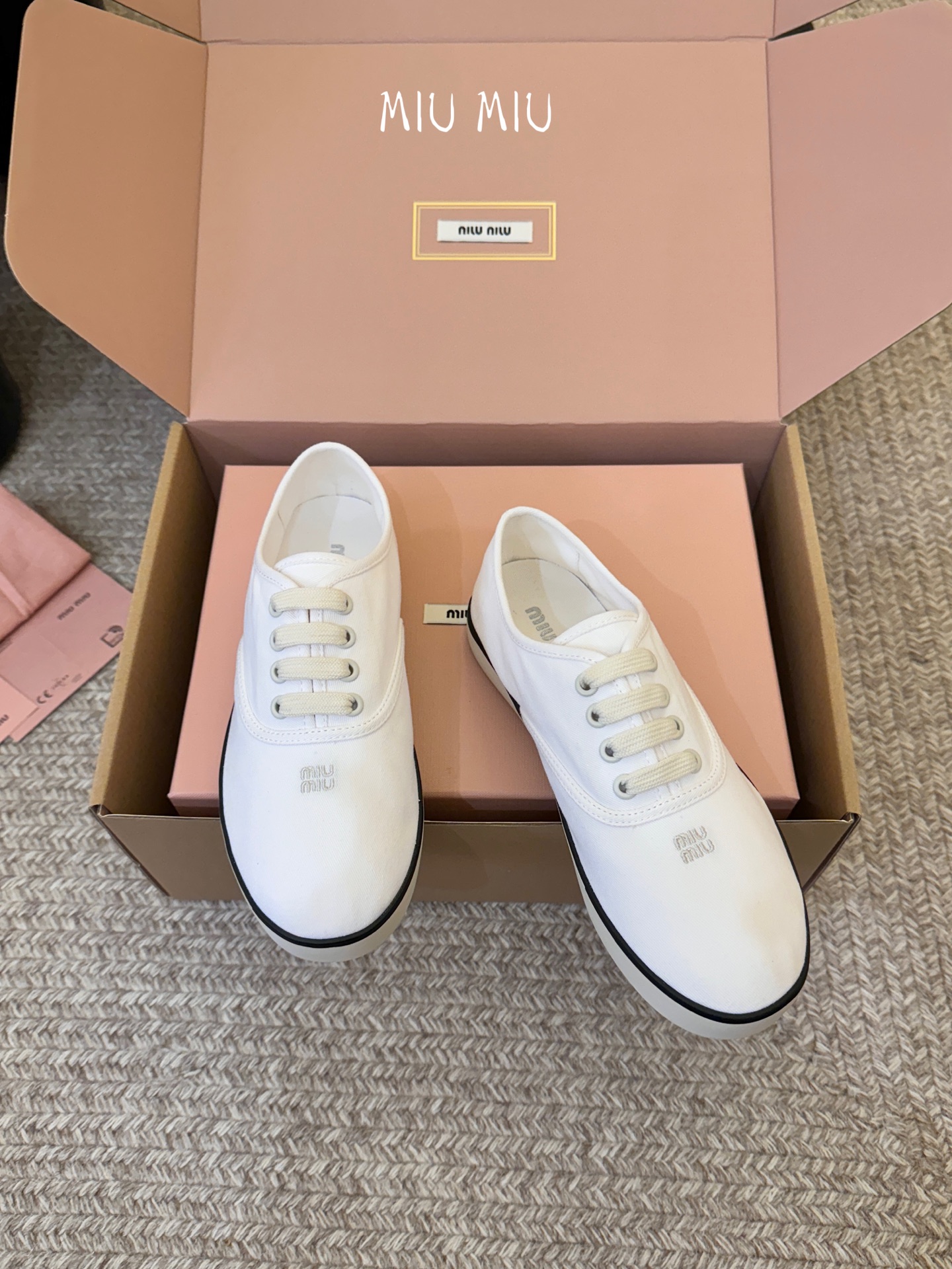 Miu Mi* 26ss 早春新款休闲帆布鞋职场人也能穿的轻奢休闲鞋，被我找到了，Miu Miu这双帆布