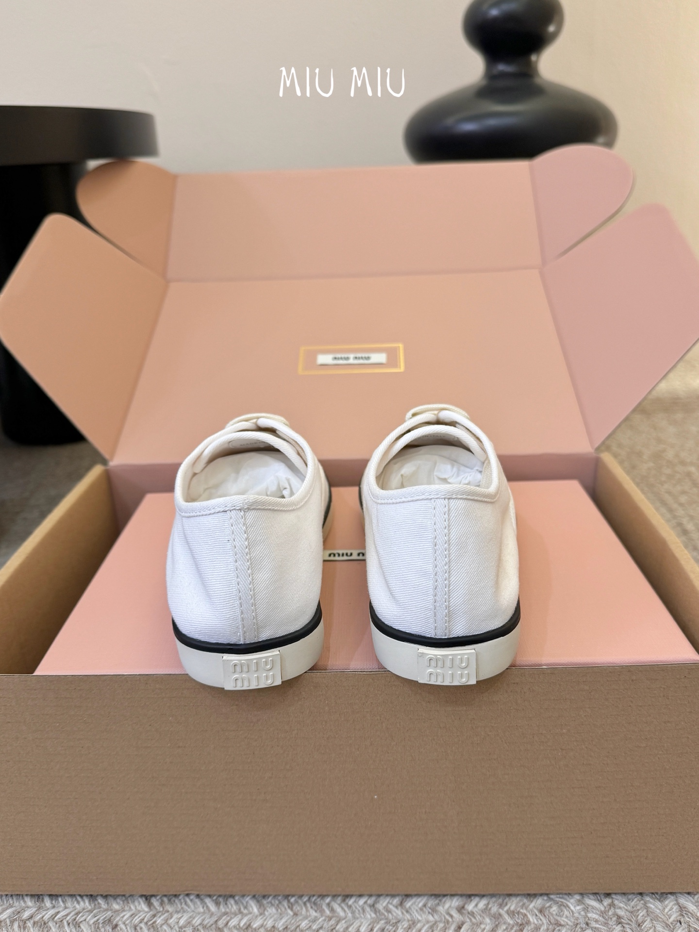 Miu Mi* 26ss 早春新款休闲帆布鞋职场人也能穿的轻奢休闲鞋，被我找到了，Miu Miu这双帆布