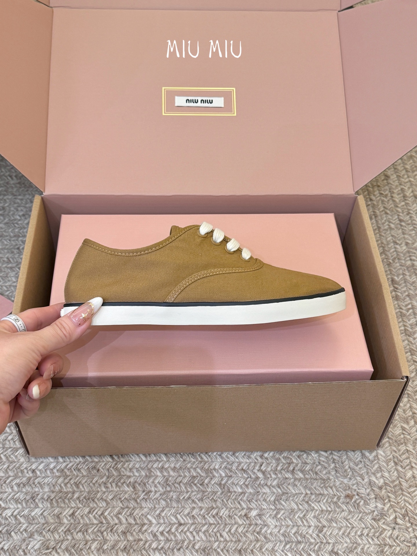 Miu Mi* 26ss 早春新款休闲帆布鞋职场人也能穿的轻奢休闲鞋，被我找到了，Miu Miu这双帆布