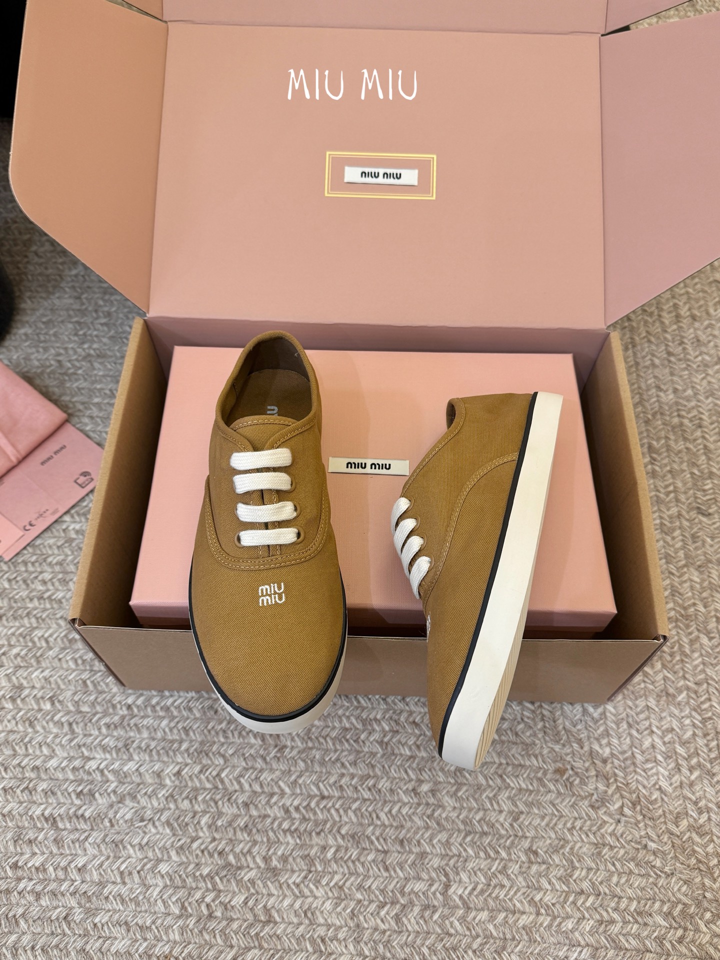 Miu Mi* 26ss 早春新款休闲帆布鞋职场人也能穿的轻奢休闲鞋，被我找到了，Miu Miu这双帆布