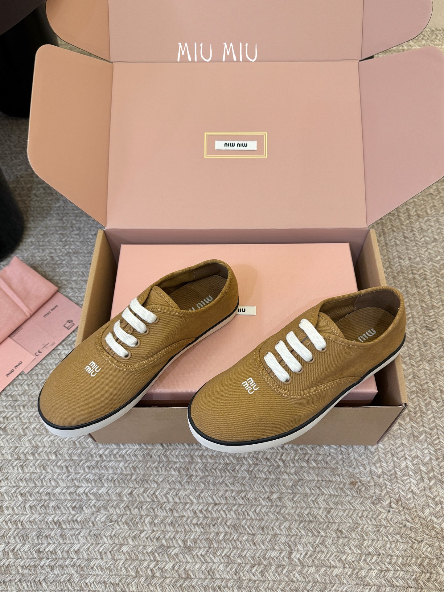 Miu Mi* 26ss 早春新款休闲帆布鞋职场人也能穿的轻奢休闲鞋，被我找到了，Miu Miu这双帆布