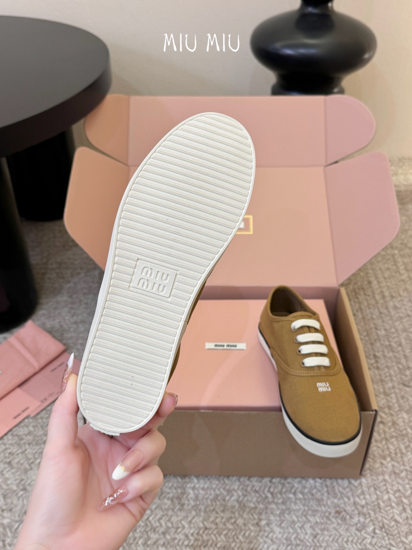 Miu Mi* 26ss 早春新款休闲帆布鞋职场人也能穿的轻奢休闲鞋，被我找到了，Miu Miu这双帆布