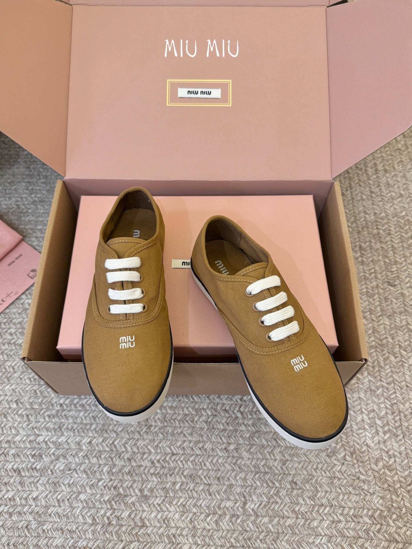 Miu Mi* 26ss 早春新款休闲帆布鞋职场人也能穿的轻奢休闲鞋，被我找到了，Miu Miu这双帆布