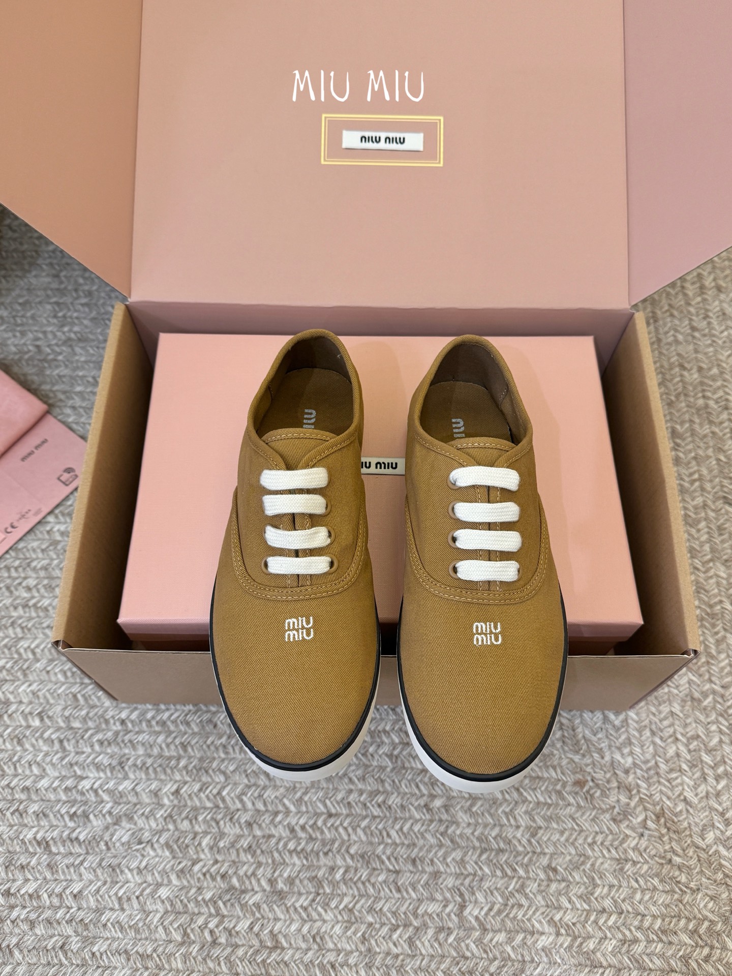 Miu Mi* 26ss 早春新款休闲帆布鞋职场人也能穿的轻奢休闲鞋，被我找到了，Miu Miu这双帆布