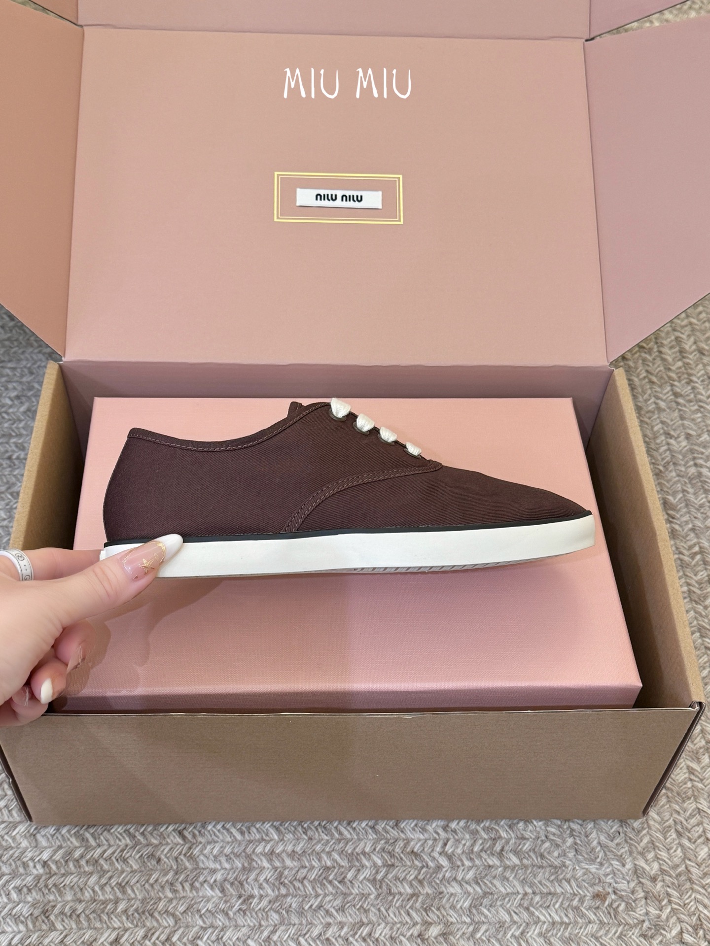 Miu Mi* 26ss 早春新款休闲帆布鞋职场人也能穿的轻奢休闲鞋，被我找到了，Miu Miu这双帆布