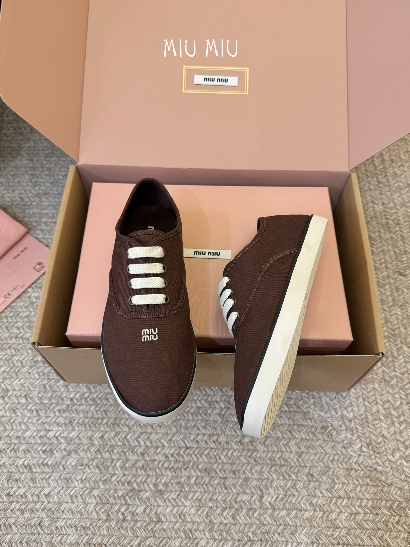 Miu Mi* 26ss 早春新款休闲帆布鞋职场人也能穿的轻奢休闲鞋，被我找到了，Miu Miu这双帆布