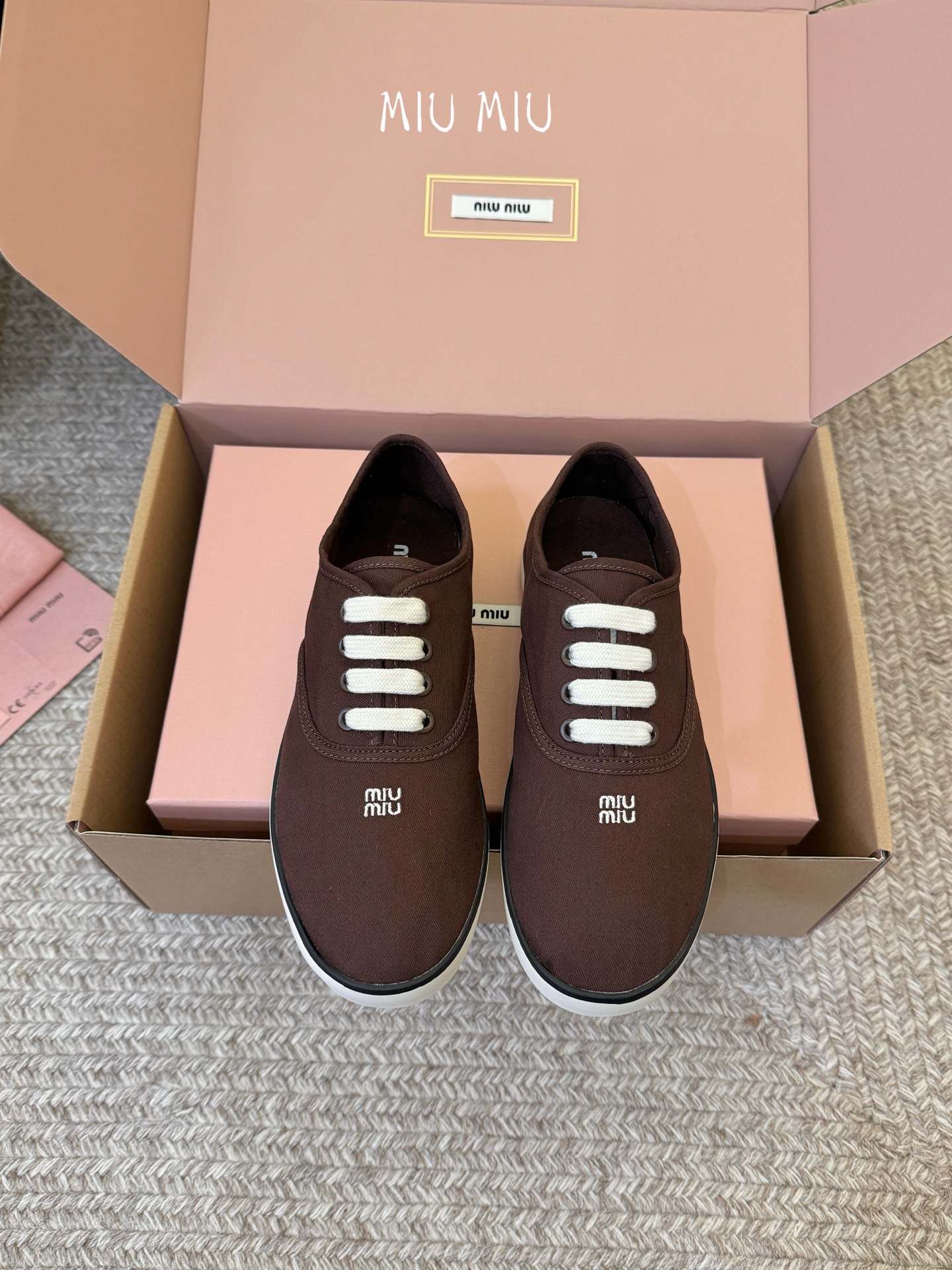 Miu Mi* 26ss 早春新款休闲帆布鞋职场人也能穿的轻奢休闲鞋，被我找到了，Miu Miu这双帆布