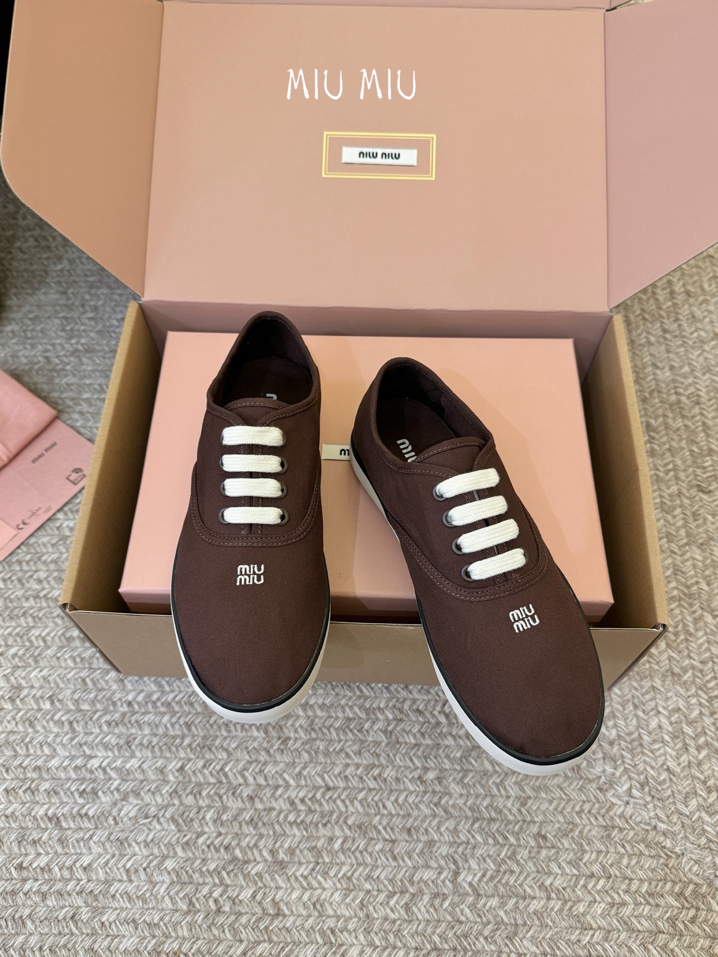 Miu Mi* 26ss 早春新款休闲帆布鞋职场人也能穿的轻奢休闲鞋，被我找到了，Miu Miu这双帆布