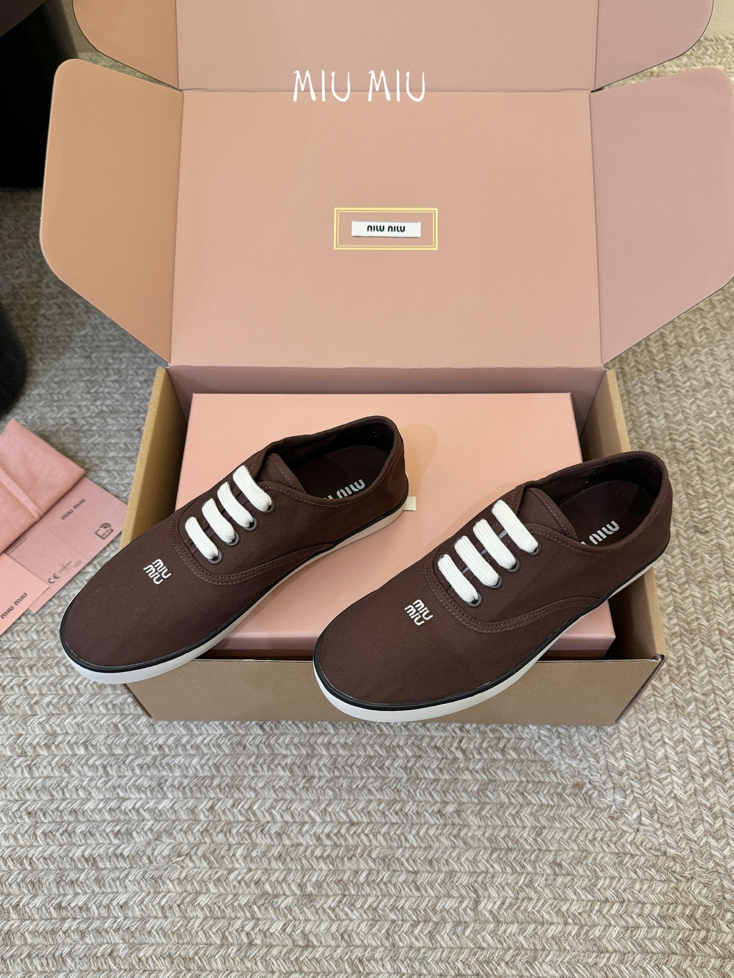 Miu Mi* 26ss 早春新款休闲帆布鞋职场人也能穿的轻奢休闲鞋，被我找到了，Miu Miu这双帆布