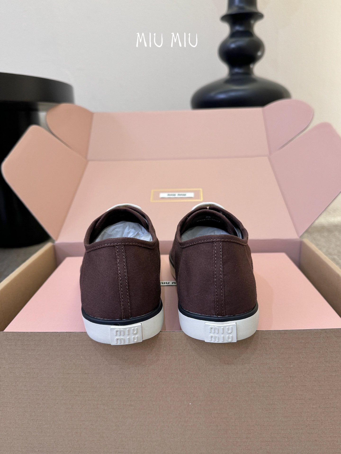 Miu Mi* 26ss 早春新款休闲帆布鞋职场人也能穿的轻奢休闲鞋，被我找到了，Miu Miu这双帆布