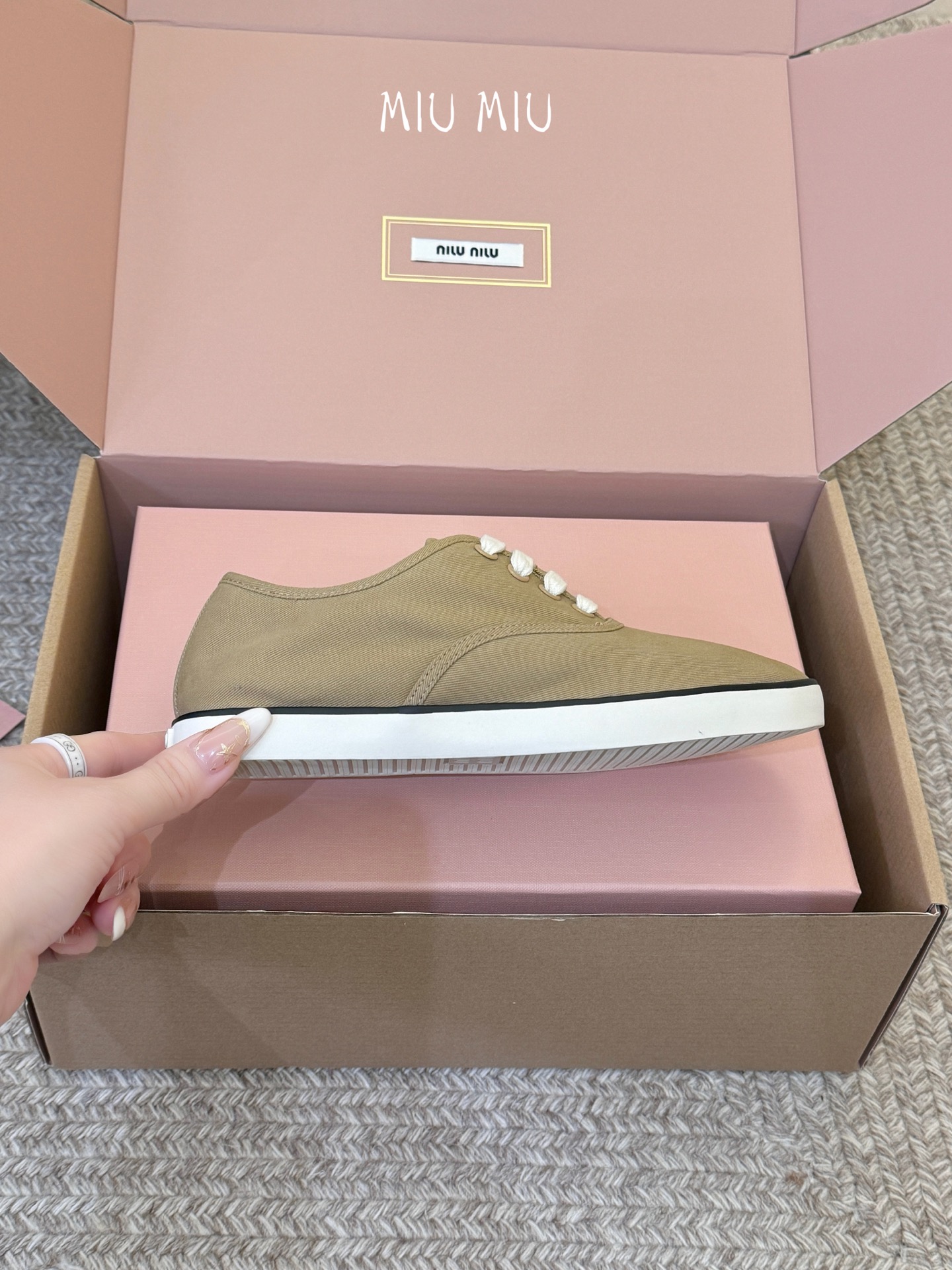 Miu Mi* 26ss 早春新款休闲帆布鞋职场人也能穿的轻奢休闲鞋，被我找到了，Miu Miu这双帆布