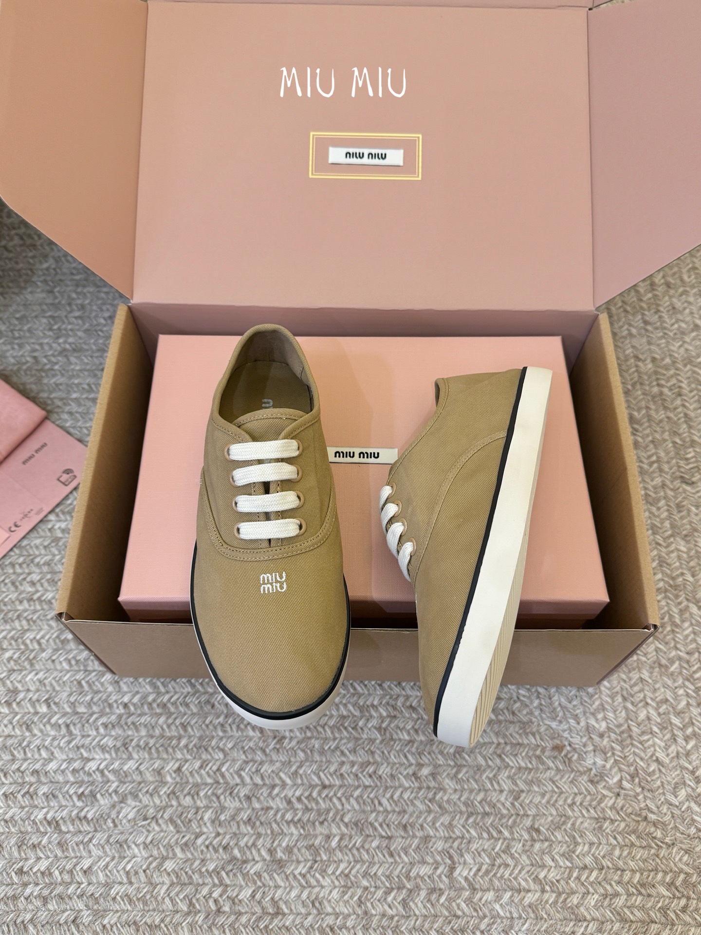 Miu Mi* 26ss 早春新款休闲帆布鞋职场人也能穿的轻奢休闲鞋，被我找到了，Miu Miu这双帆布