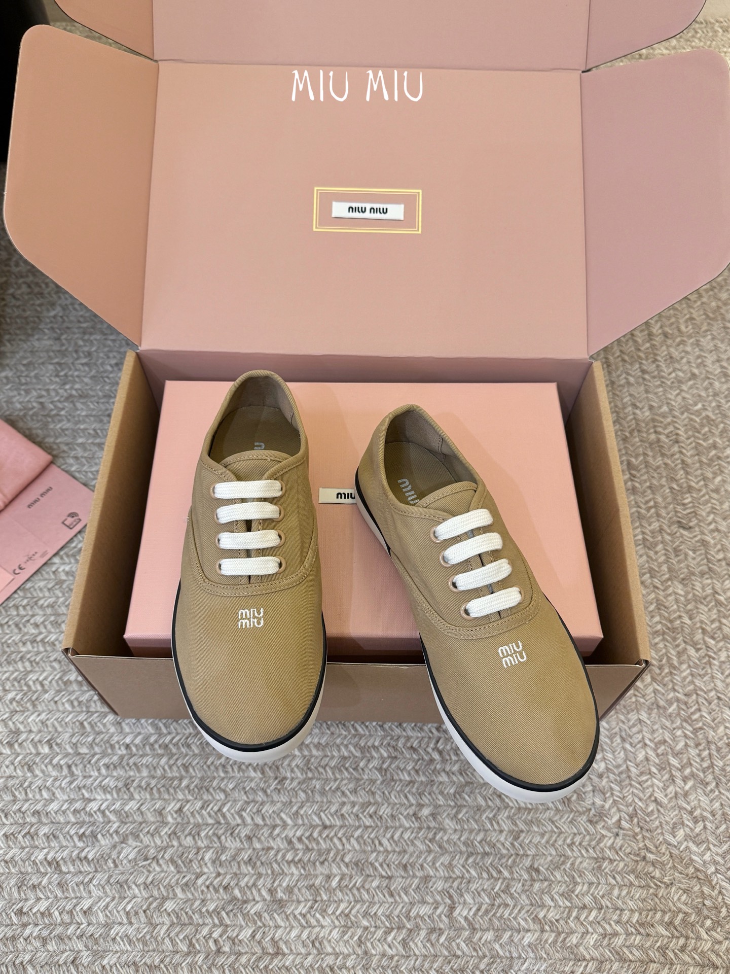 Miu Mi* 26ss 早春新款休闲帆布鞋职场人也能穿的轻奢休闲鞋，被我找到了，Miu Miu这双帆布