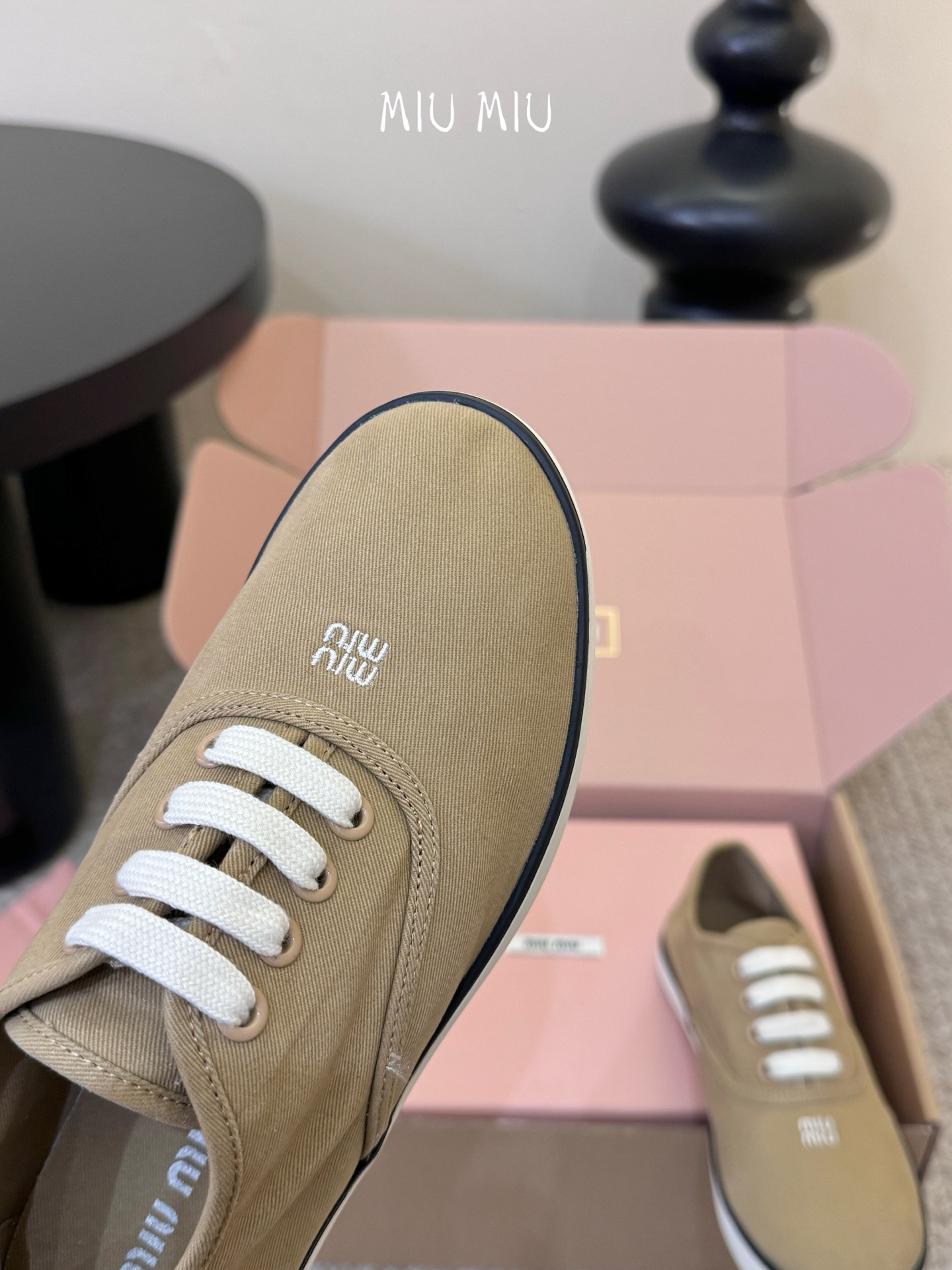 Miu Mi* 26ss 早春新款休闲帆布鞋职场人也能穿的轻奢休闲鞋，被我找到了，Miu Miu这双帆布