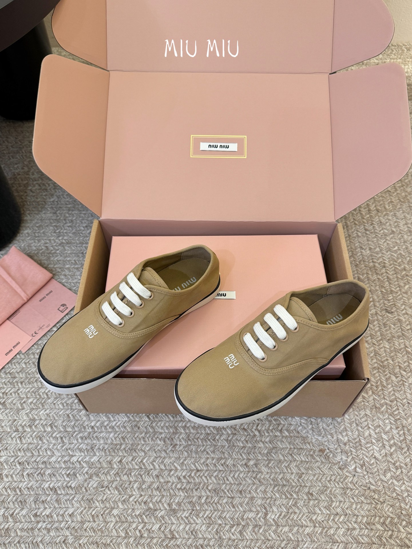 Miu Mi* 26ss 早春新款休闲帆布鞋职场人也能穿的轻奢休闲鞋，被我找到了，Miu Miu这双帆布