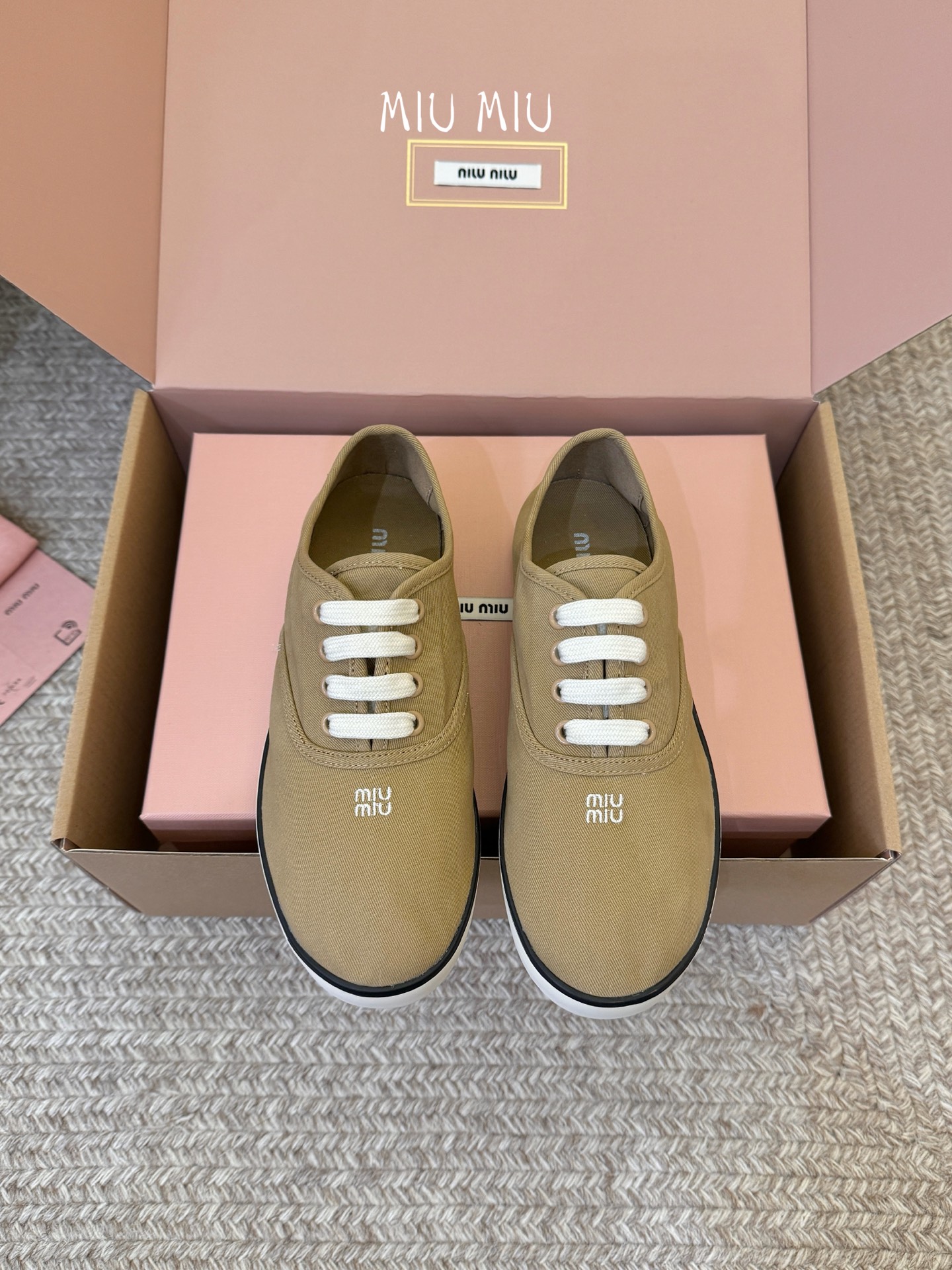 NO:758074,Miu Mi* 26ss new casual canvas shoes for early spring. Light luxury casual shoes that can also be worn by people in the workplace. I found this pair of Miu Miu canvas shoes, which use low-saturated tones to balance sweetness and coolness. The canvas material is breathable and not stuffy, and the rubber sole is soft and elastic without tiring. From the office to the cafe, one pair can handle all scenes. The low-key logo embroidery gives a sense of luxury with a sense of proportion.  Paired with pleated skirts and jeans, it is so sweet that you will look like a wealthy daughter, gentle and powerful. Twill upper, lining and rubber outsole, size 35-40 (customized size 40 is non-refundable), heel height 2cm, casual shoes/sports shoes, miumiu, sneakers, skirts, jeans19860909Miu Mi* 26ss 早春新款休闲帆布鞋 职场人也能穿的轻奢休闲鞋,被我找到了,Miu Miu这双帆布鞋,用低饱和色调平衡甜与酷.帆布材质透气不闷脚,橡胶底软弹不累脚,从办公室走到咖啡馆,一双搞定所有场景.低调的logo刺绣,是懂分寸的高级感. 搭配百褶裙、牛仔裤都甜到冒泡,穿上就是富家千金既视感,温柔又有力量. 鞋面斜纹布 内里布里 大底橡胶大底 size35-40码（40码定制不退换） 跟高2cm,休闲鞋/运动鞋,miumiu,sneakers,skirts,jeans,Women's Shoes