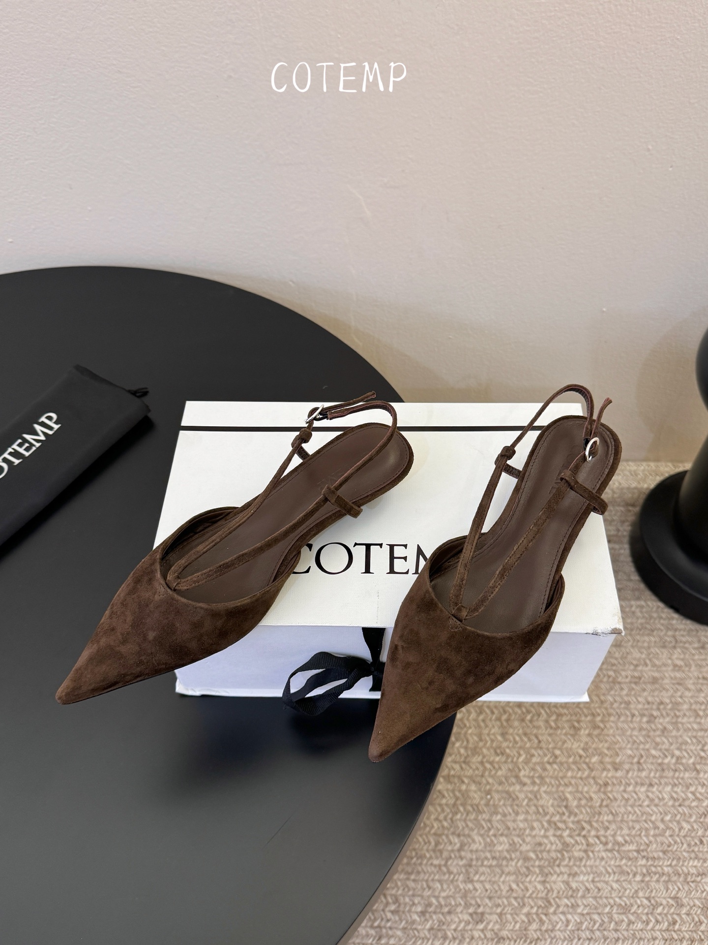 Cotem* 新品以精巧编织工艺塑造独特鞋面 尖头设计增添锐利摩登感 编织绑带环绕脚踝 勾勒纤细线条 将