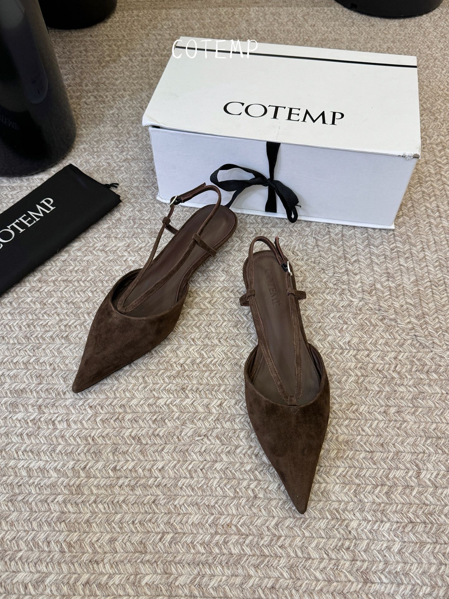 Cotem* 新品以精巧编织工艺塑造独特鞋面 尖头设计增添锐利摩登感 编织绑带环绕脚踝 勾勒纤细线条 将