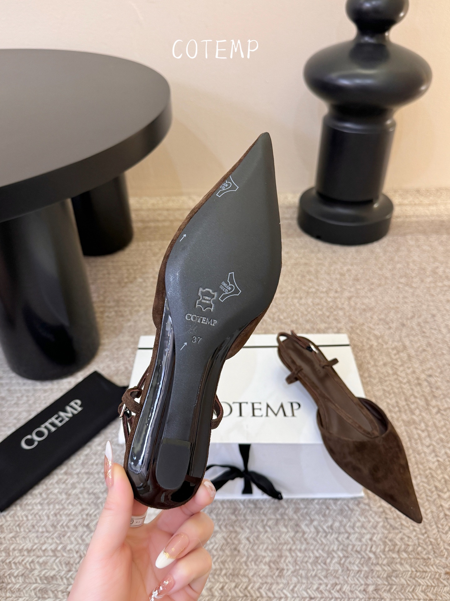 Cotem* 新品以精巧编织工艺塑造独特鞋面 尖头设计增添锐利摩登感 编织绑带环绕脚踝 勾勒纤细线条 将