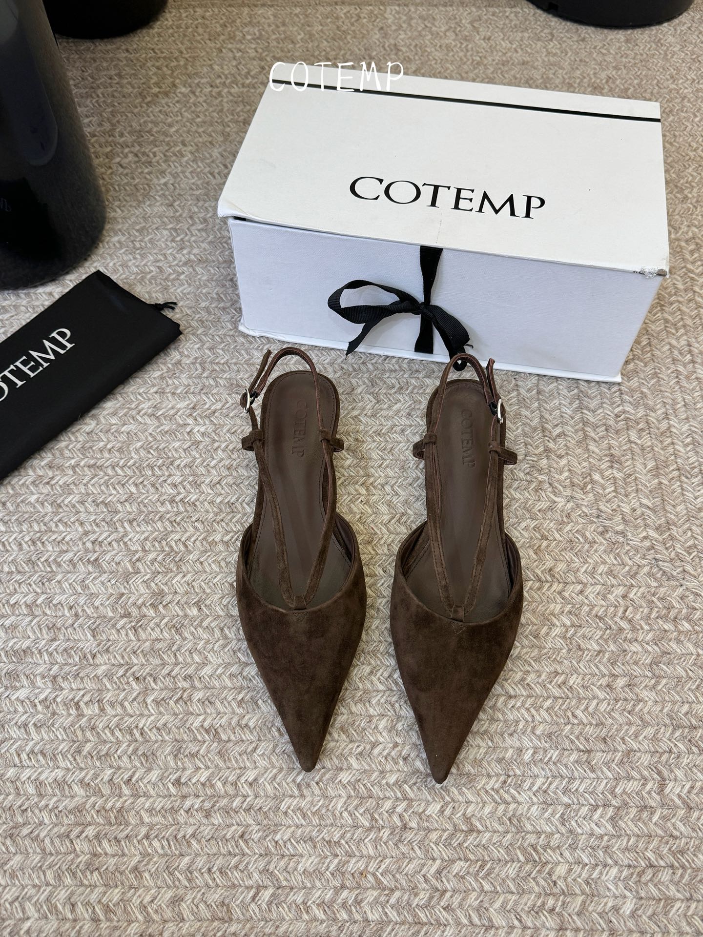 Cotem* 新品以精巧编织工艺塑造独特鞋面 尖头设计增添锐利摩登感 编织绑带环绕脚踝 勾勒纤细线条 将