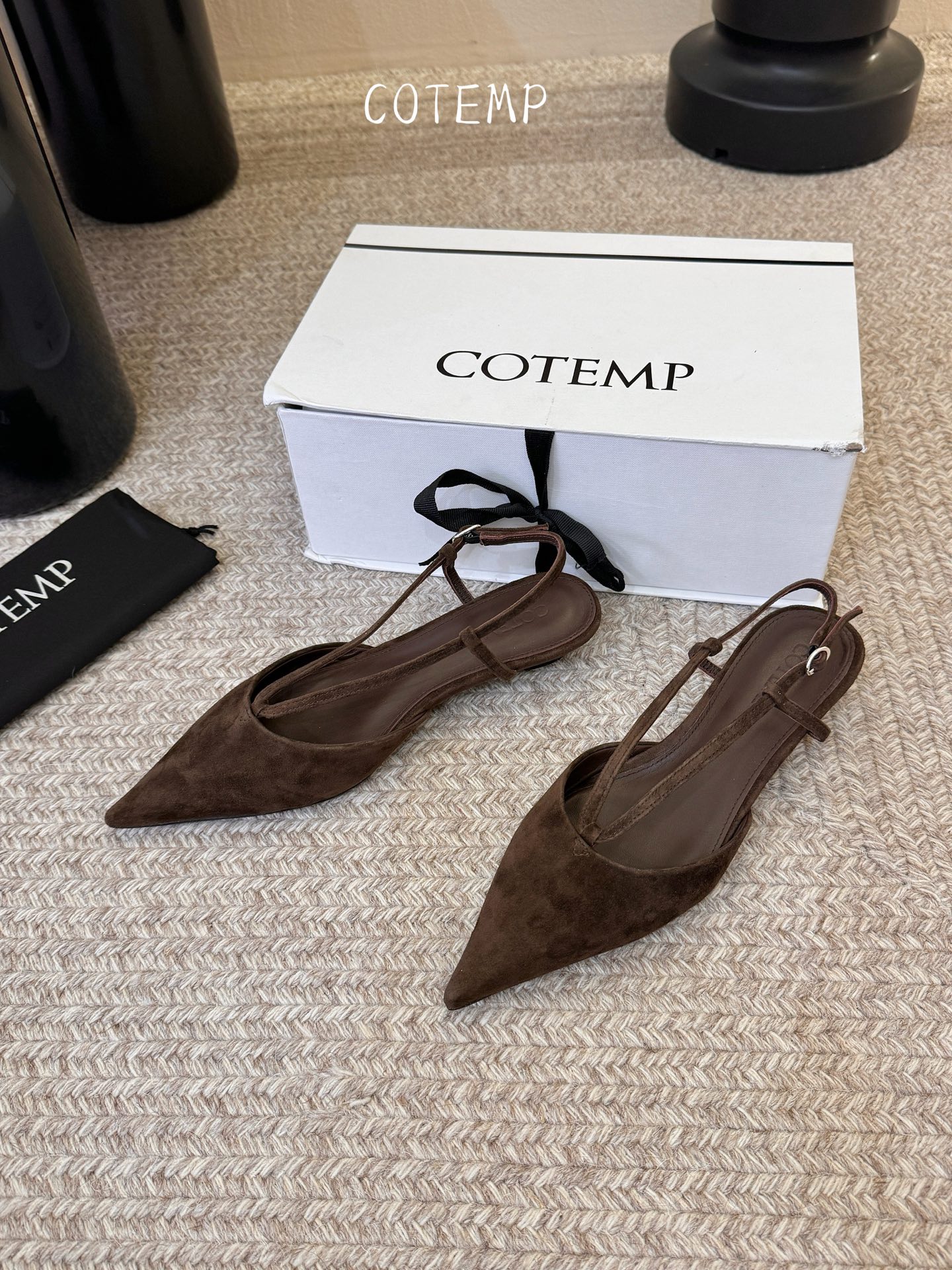 Cotem* 新品以精巧编织工艺塑造独特鞋面 尖头设计增添锐利摩登感 编织绑带环绕脚踝 勾勒纤细线条 将