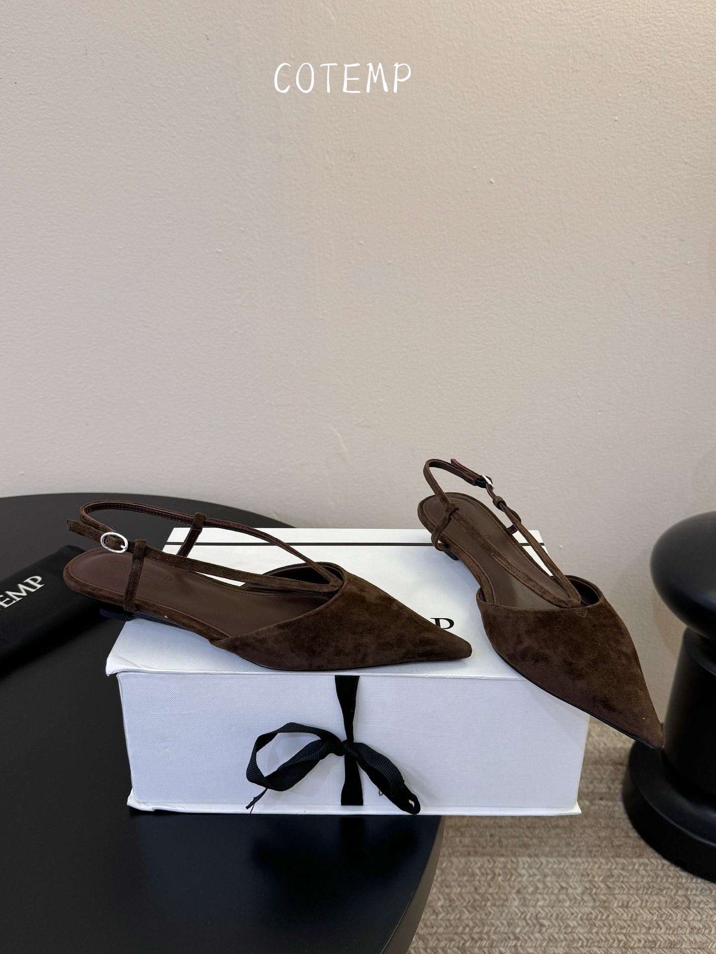 Cotem* 新品以精巧编织工艺塑造独特鞋面 尖头设计增添锐利摩登感 编织绑带环绕脚踝 勾勒纤细线条 将