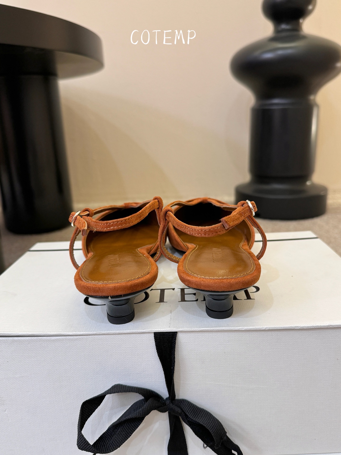 Cotem* 新品以精巧编织工艺塑造独特鞋面 尖头设计增添锐利摩登感 编织绑带环绕脚踝 勾勒纤细线条 将